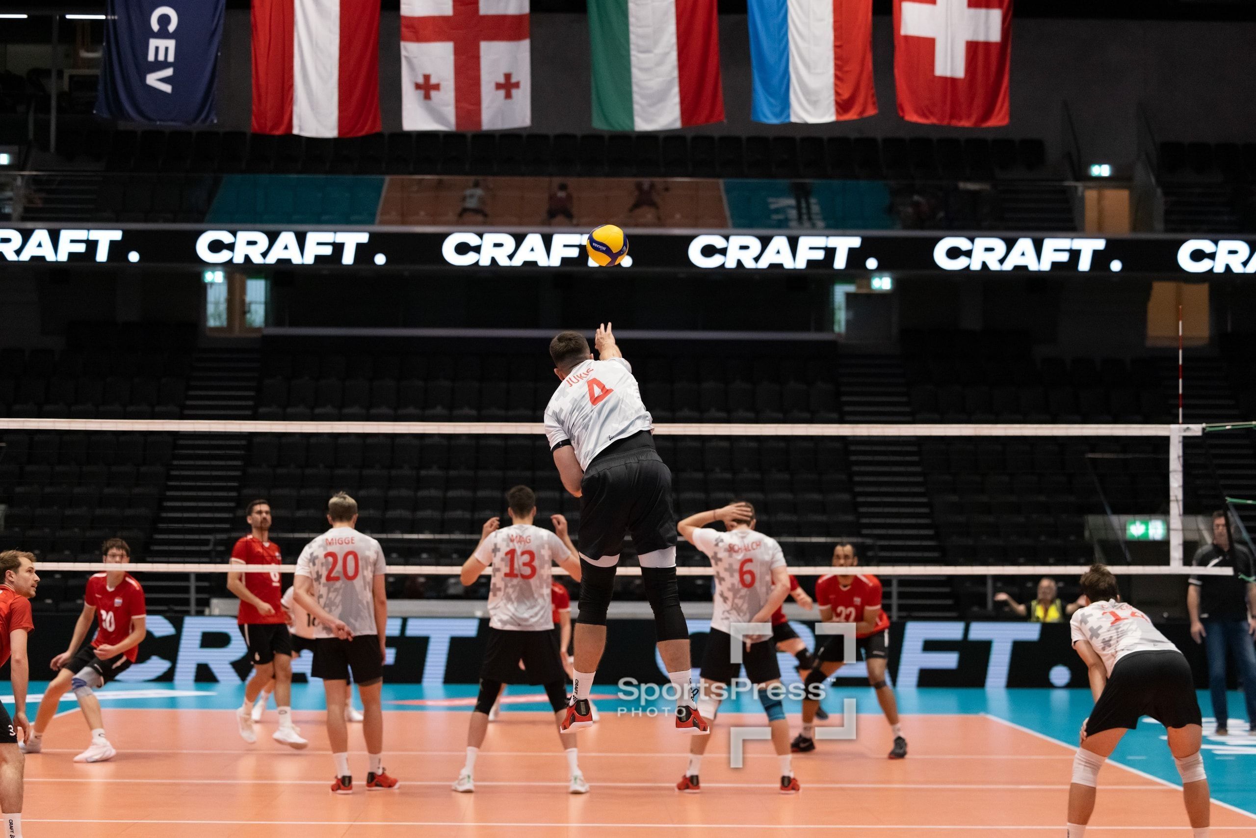 Bruno Jukic von der Schweiz beim Aufschlag, beim Spiel der CEV Volleyball European League gegen Luxemburg in der Pilatus Arena in Kriens.