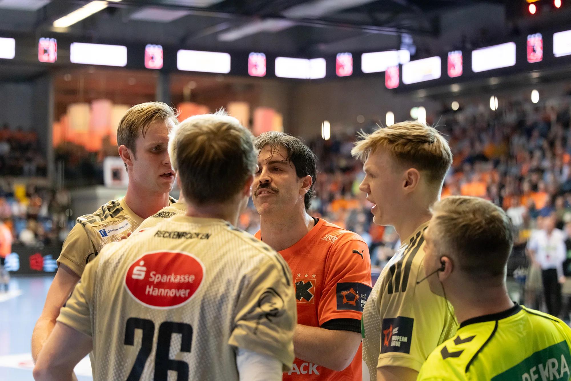 Justus Fischer (TSV Hannover-Burgdorf) als Kreisläufer, EHF-European-League-Spiel gegen Kadetten Schaffhausen.