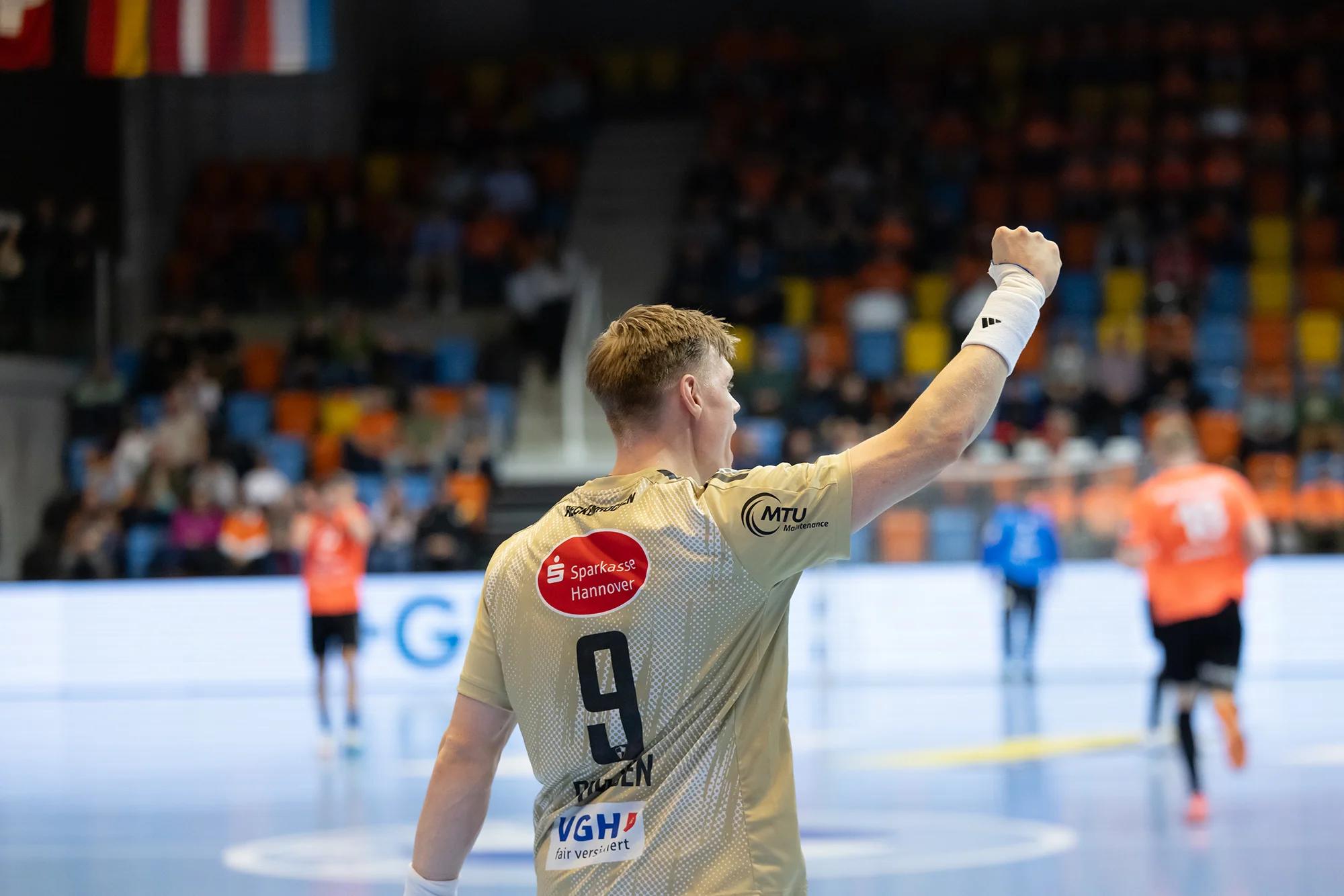 Vilhelm Poulsen (TSV Hannover-Burgdorf) im rechten Rückraum, EHF-European-League-Spiel gegen Kadetten Schaffhausen.