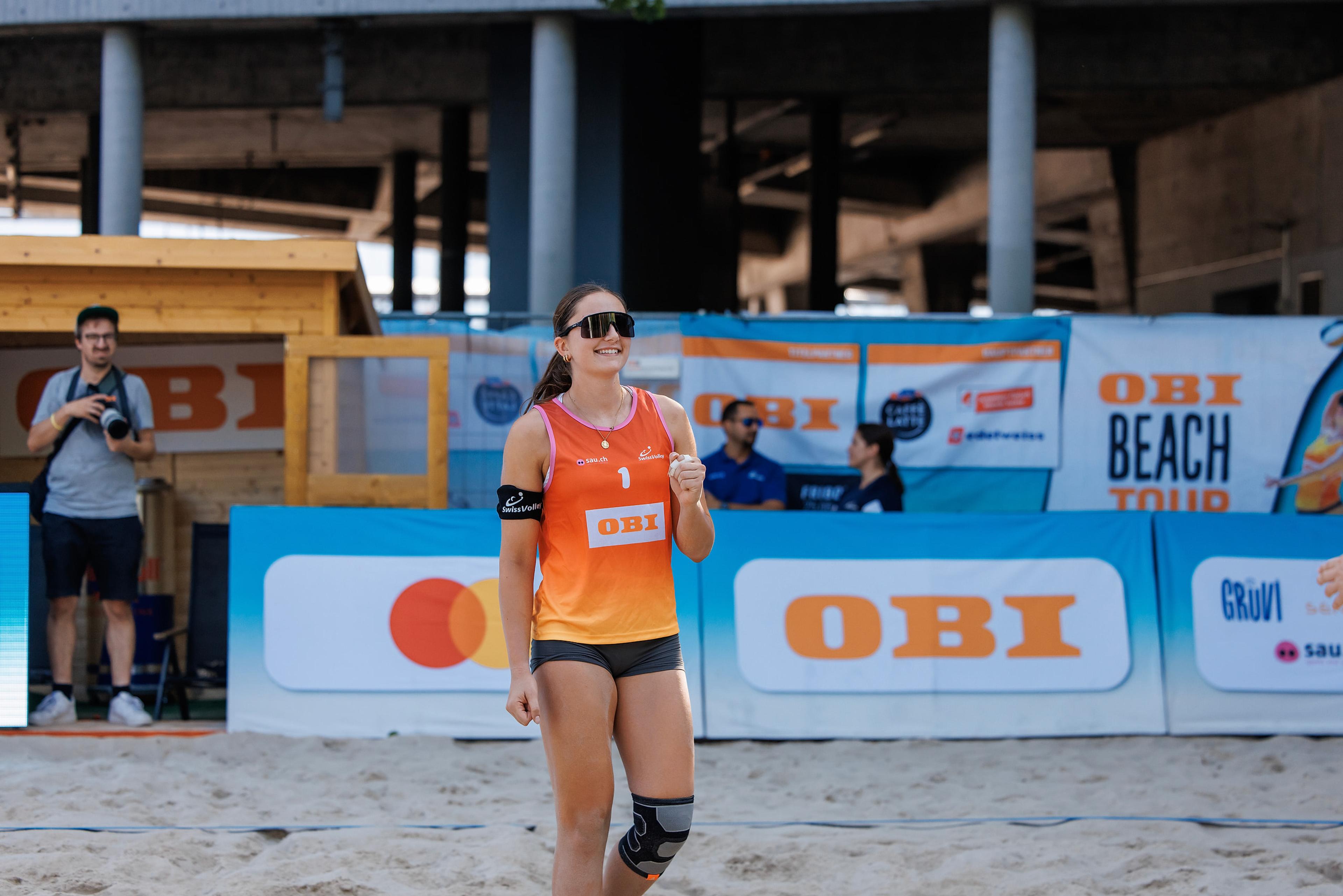 Jasmine Wandeler lächelt im Finale, am Knie eine Bandage, im Spiel Wandeler/Stolz gegen Bock/Kunst bei der OBI Beach Tour 2026 in Luzern.