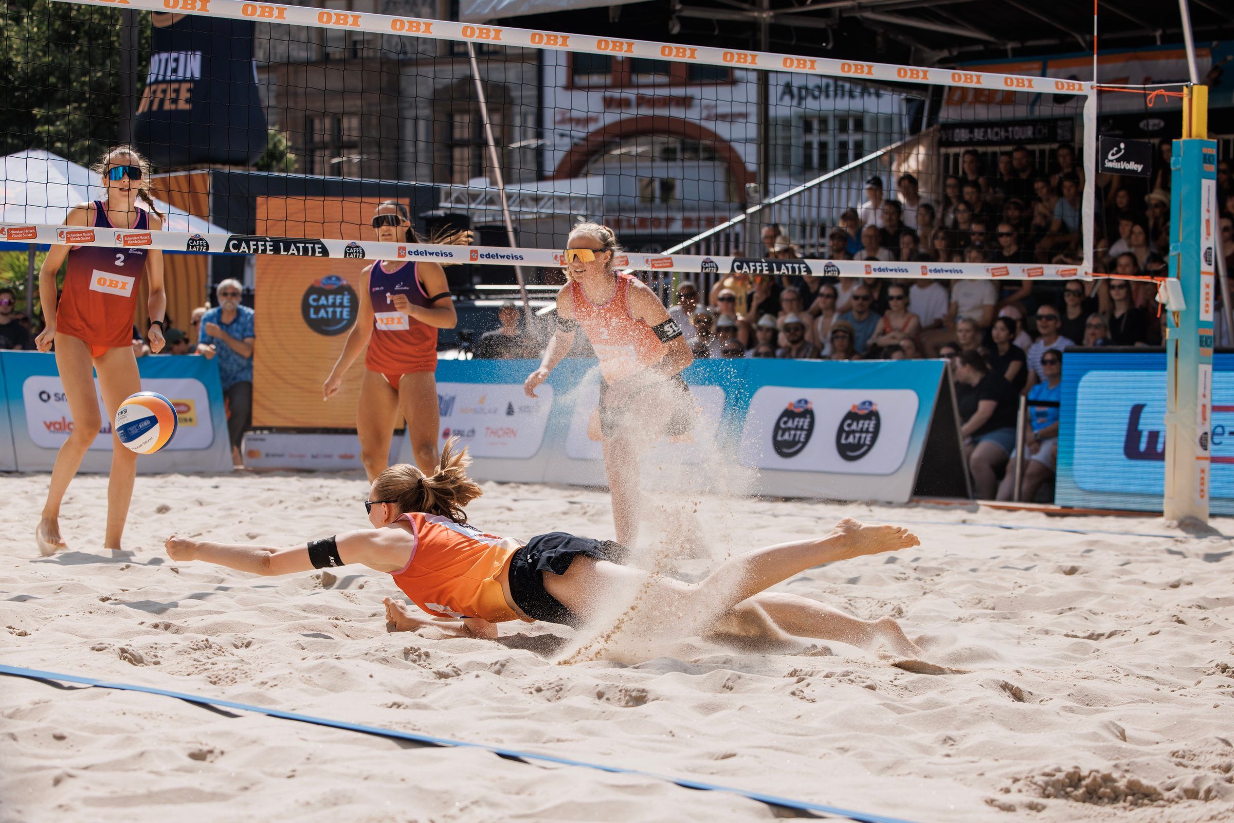 Muriel Bossart wehrt einen Ball ab, im Frauenfinale gegen Flückiger/Demierre bei der OBI Beach Tour 2026 in Basel.