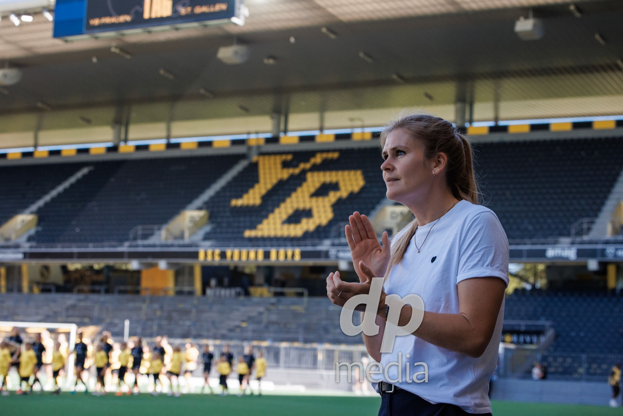 Cheftrainerin Imke Wübbenhorst von den YB Frauen beobachtet das Spiel gegen Yverdon Sport Féminin im Stadion Wankdorf.