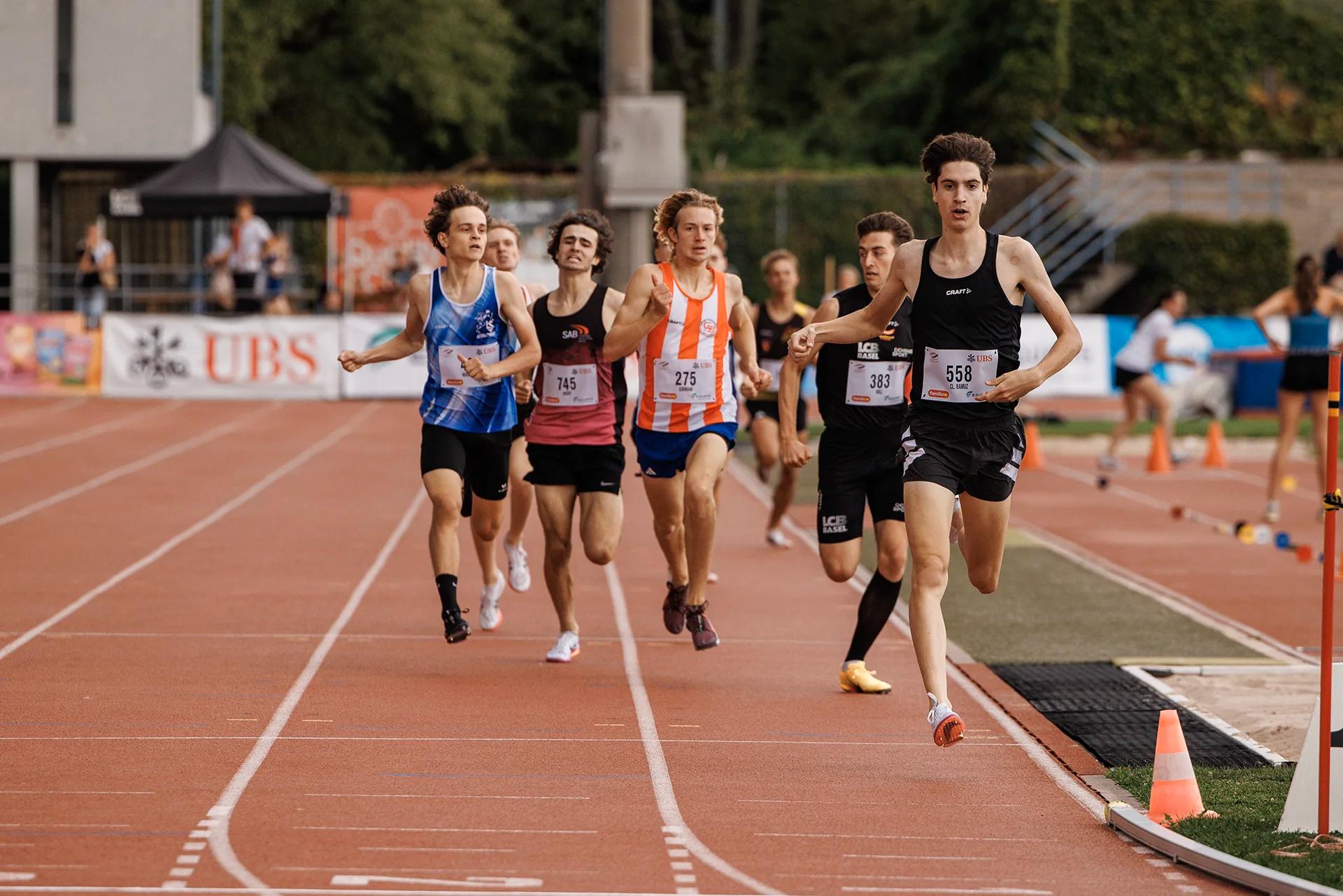 Mittelstrecke, Startnummern 275, 745, 558 und 498 im Feld bei den Schweizer Meisterschaften U20/U23 2026 im Stadion Schützenmatte in Basel.