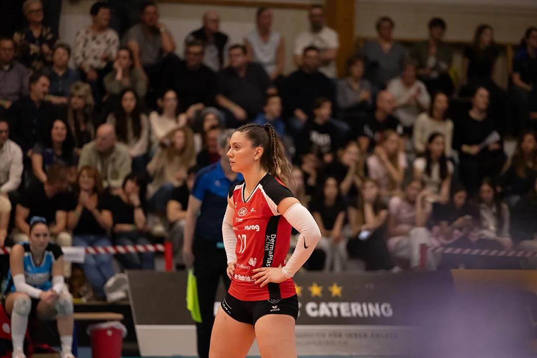 Leana Zuvic (VC Kanti Schaffhausen) im Außenangriff, NLA-Finalspiel gegen Viteos NUC.