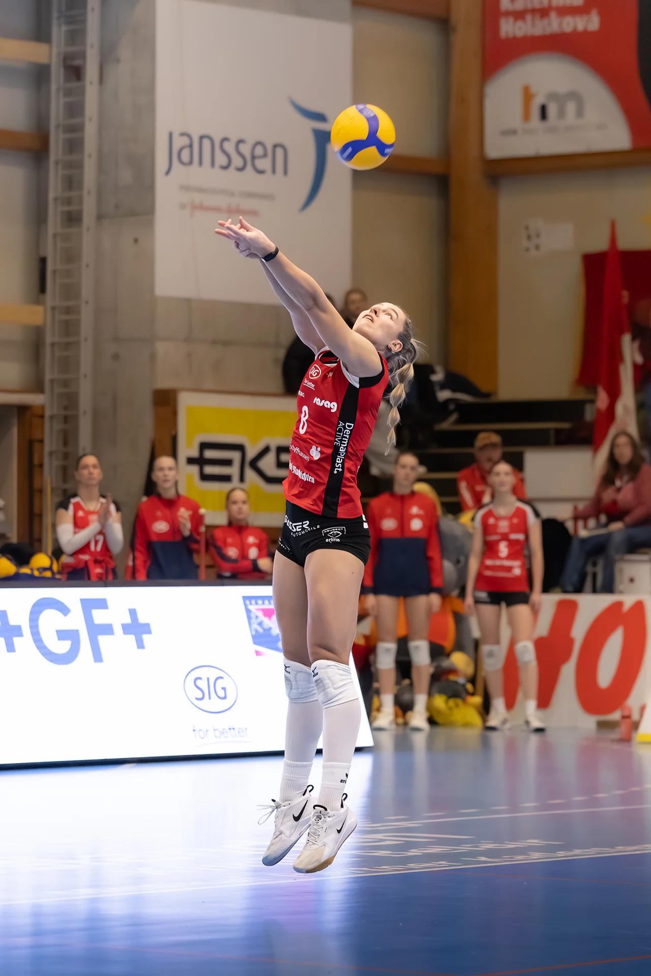 Lina-Marie Lieb (VC Kanti Schaffhausen) im Außenangriff, NLA-Frauen-Spiel gegen Viteos NUC.