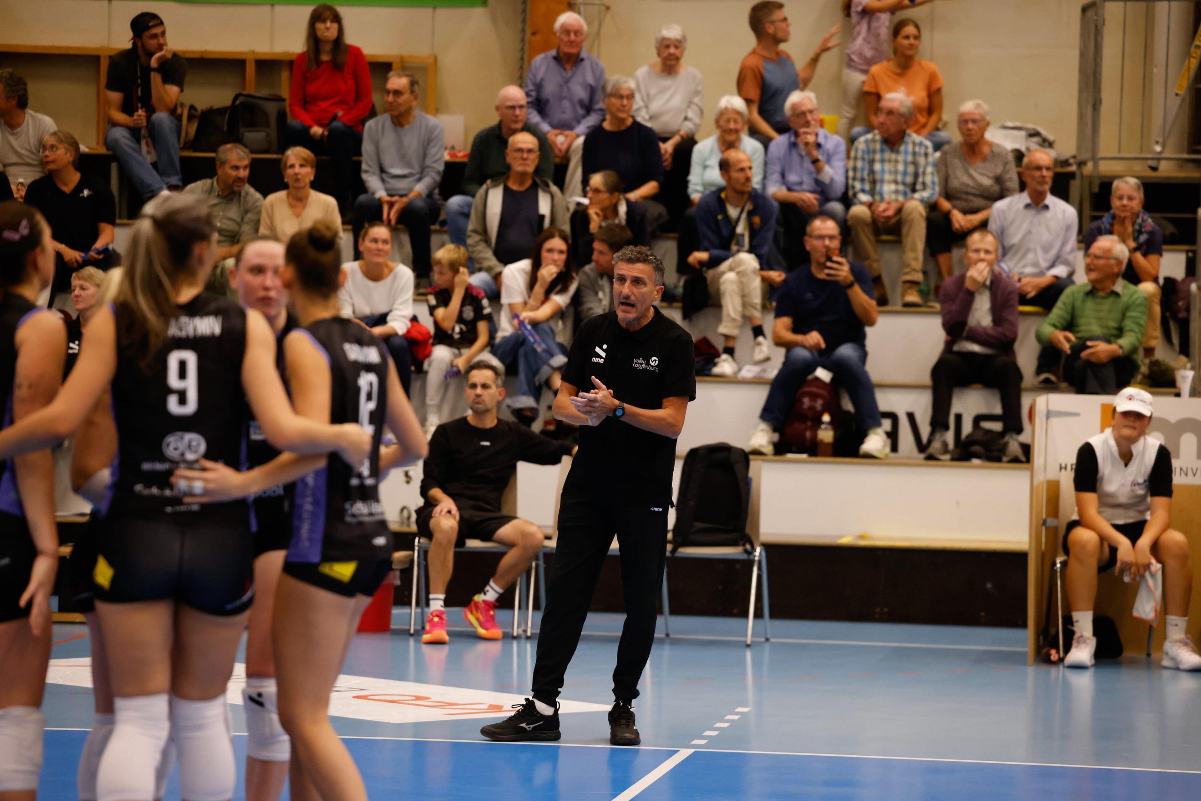 Eraldo Buonavita, Cheftrainer von Raiffeisen Volley Toggenburg, an der Seitenlinie beim Spiel gegen den VC Kanti Schaffhausen in der BBC Arena in Schaffhausen.