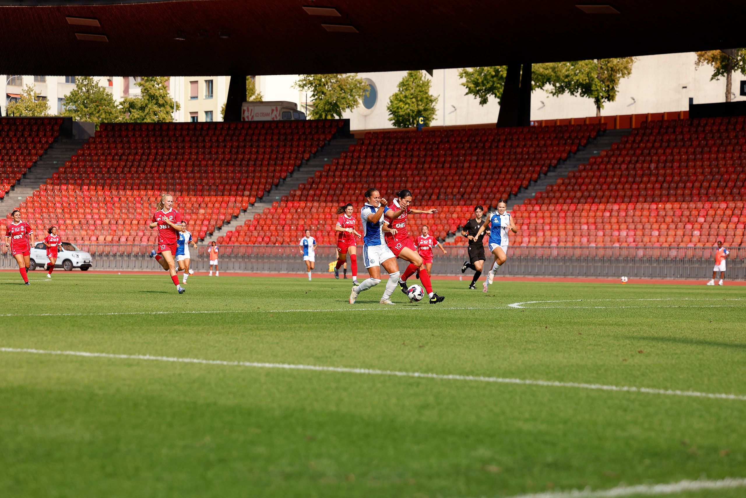 Kayla McKenna vom Grasshopper Club Zürich am Ball, beim Spiel gegen den FC Rapperswil-Jona im Stadion Letzigrund.