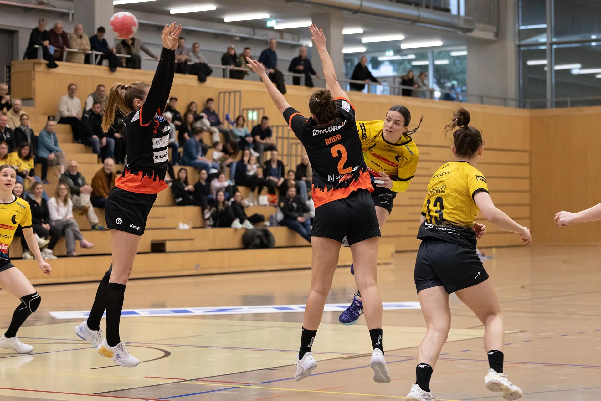 Mina Vasic (Yellow Winterthur) im linken Rückraum, SPL1-Spiel gegen GC Amicitia Zürich.