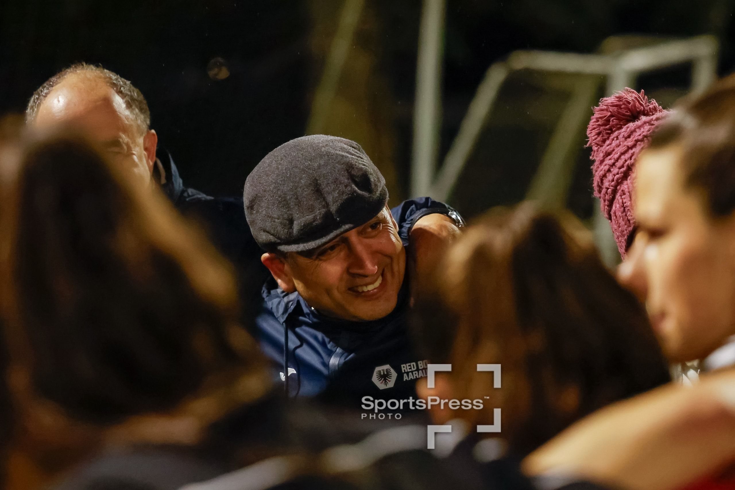 Eduardo Barrera freut sich nach dem Schlusspfiff mit den FC Aarau Frauen über den 3:1-Sieg gegen den FC Basel 1893 auf der Sportanlage Schachen in Aarau.