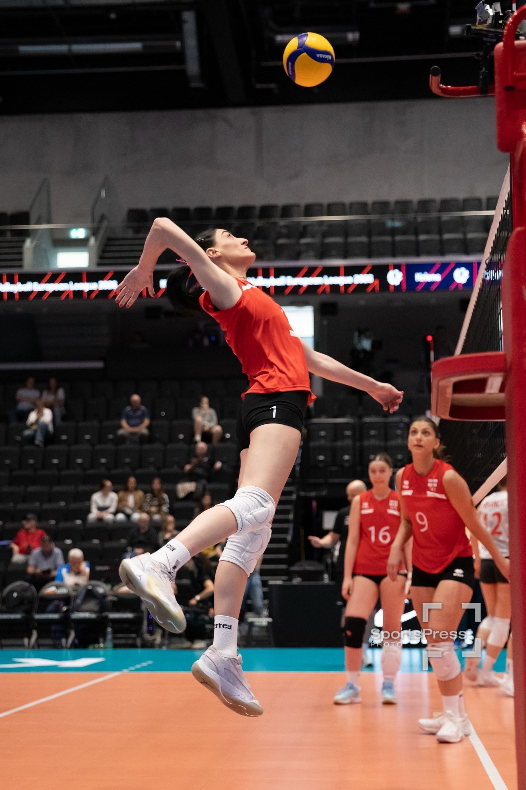 Mariam Gaprindashvili von Georgien, beim Spiel der CEV Volleyball European League gegen die Schweiz in der Pilatus Arena in Kriens.