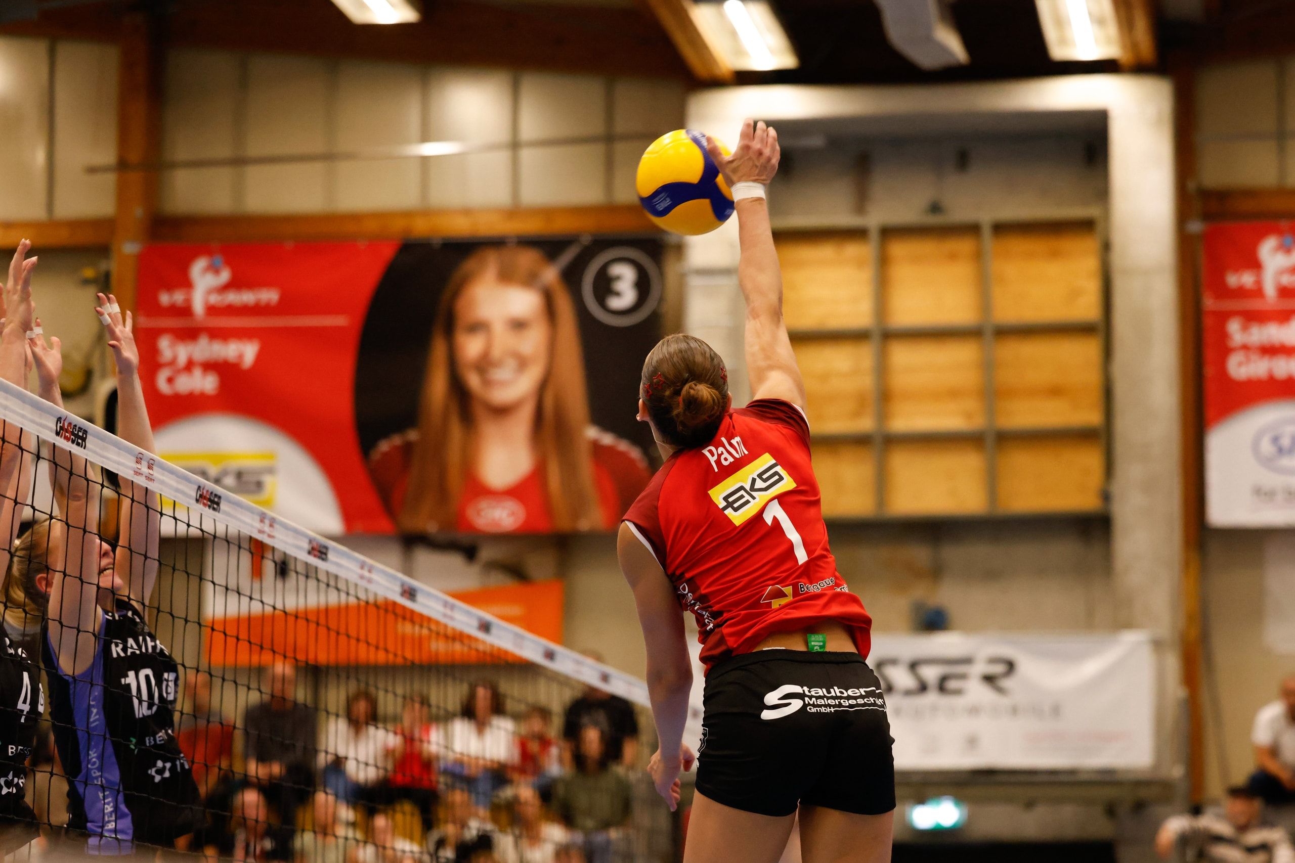 Ava Palm vom VC Kanti Schaffhausen greift gegen Raiffeisen Volley Toggenburg an, in der BBC Arena in Schaffhausen.