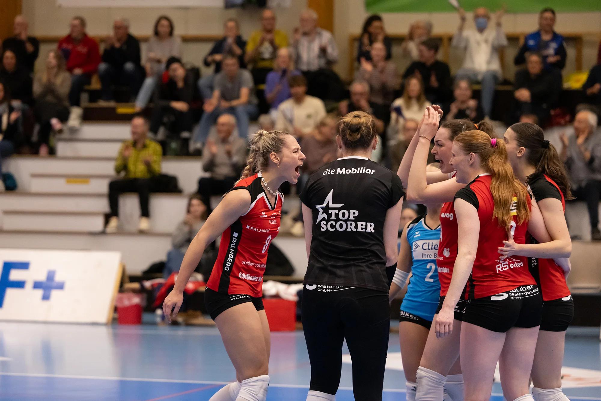 VC Kanti Schaffhausen Spielerinnenkreis beim NLA-Playoff-Halbfinale VC Kanti Schaffhausen gegen Sm'Aesch Pfeffingen.