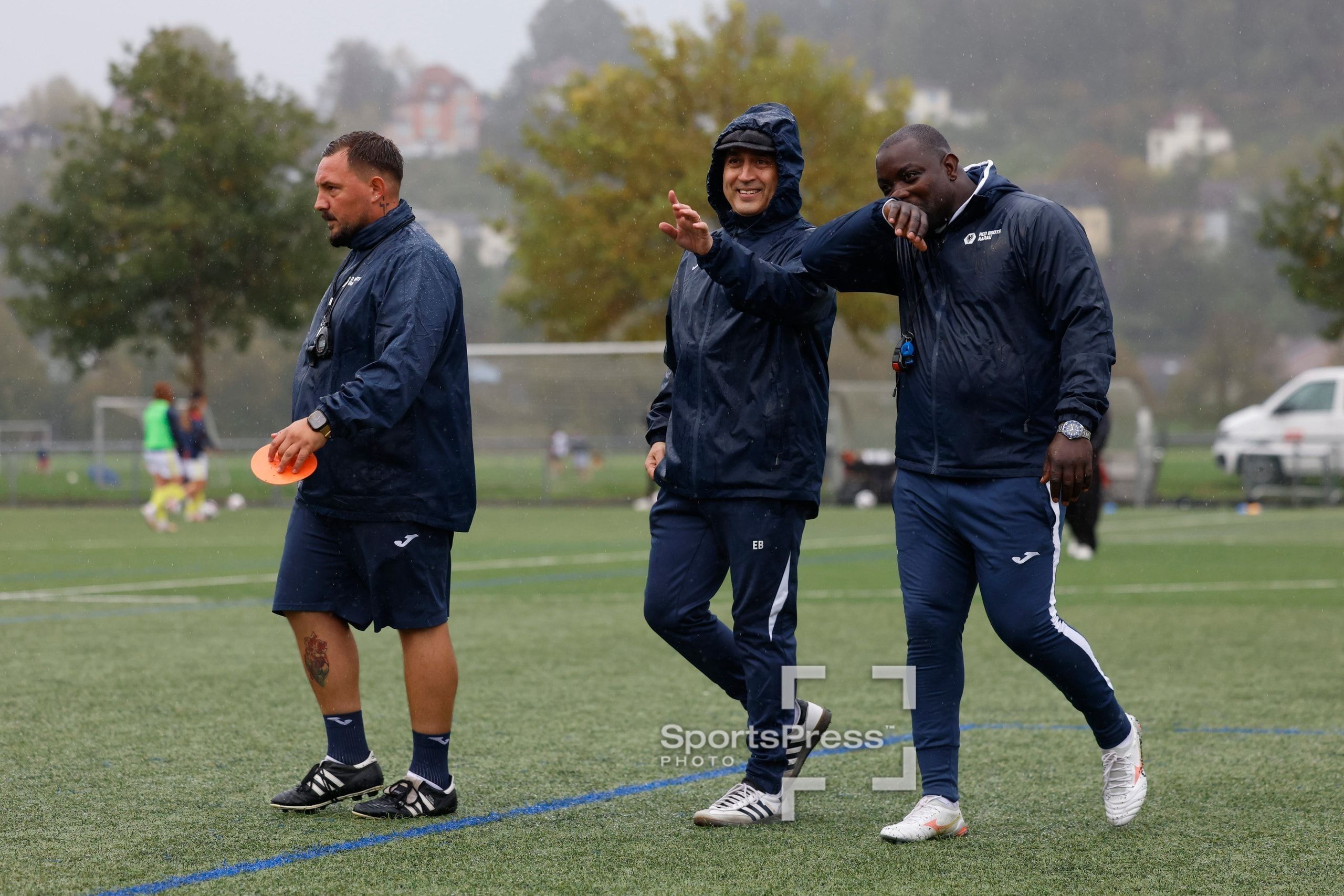 Eduardo Barrera und das Trainerteam der FC Aarau Frauen beim Aufwärmen vor dem Spiel gegen den FC Basel 1893 auf der Sportanlage Schachen in Aarau.