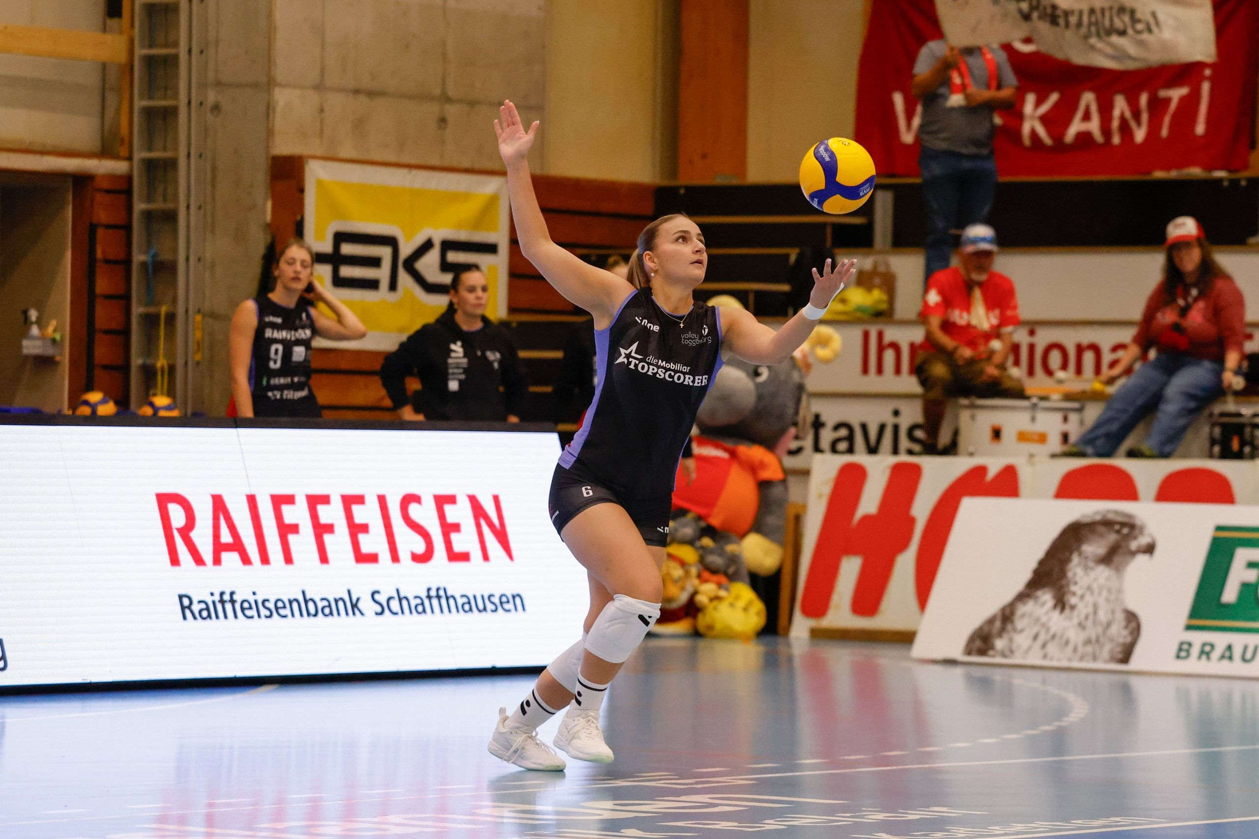 Jil Jana Joos von Raiffeisen Volley Toggenburg beim Aufschlag gegen den VC Kanti Schaffhausen in der BBC Arena in Schaffhausen.