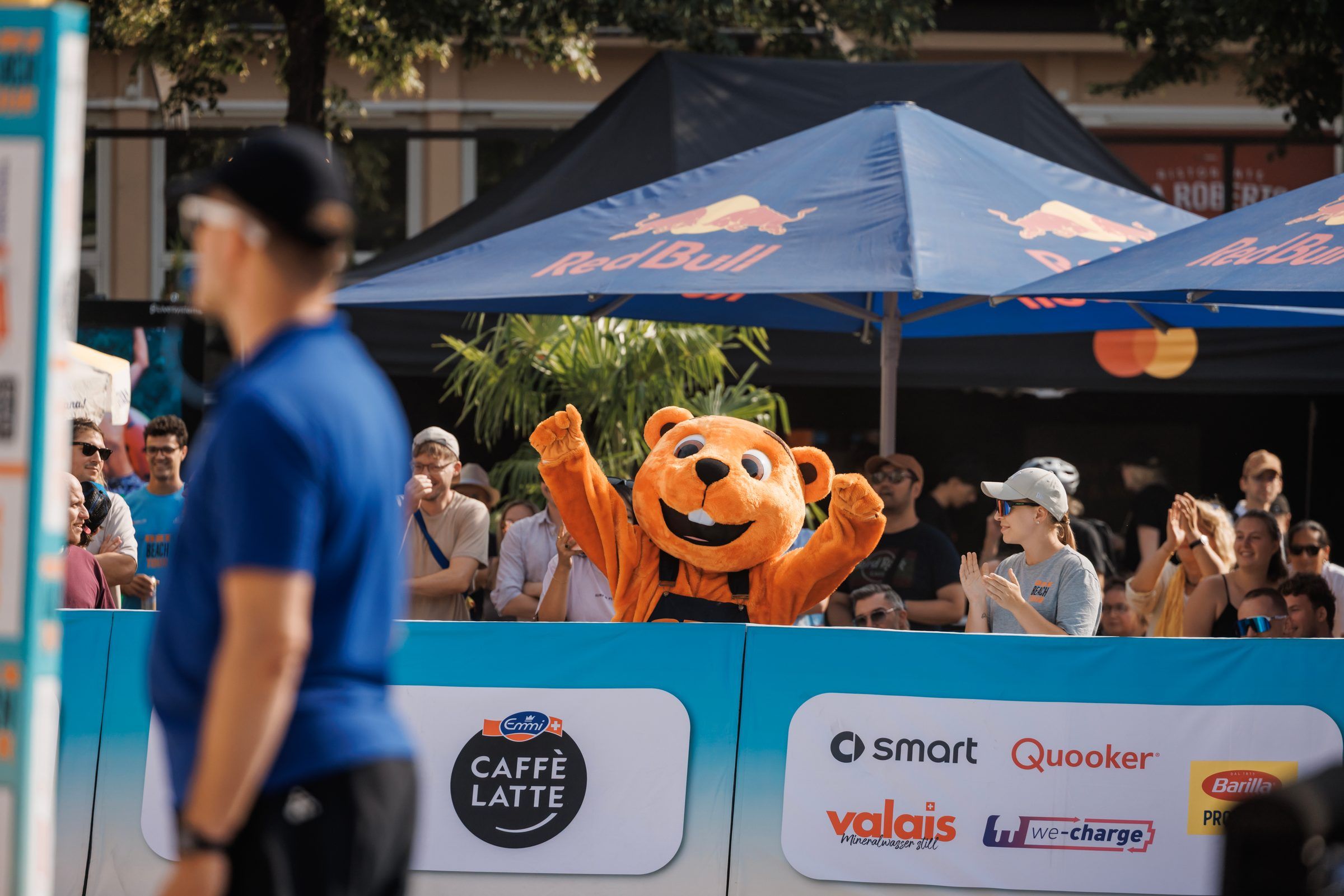Das OBI-Maskottchen am Rand des Männerfinals Dillier/Flückiger gegen Breer/Kälin, OBI Beach Tour 2026 auf dem Barfüsserplatz in Basel.