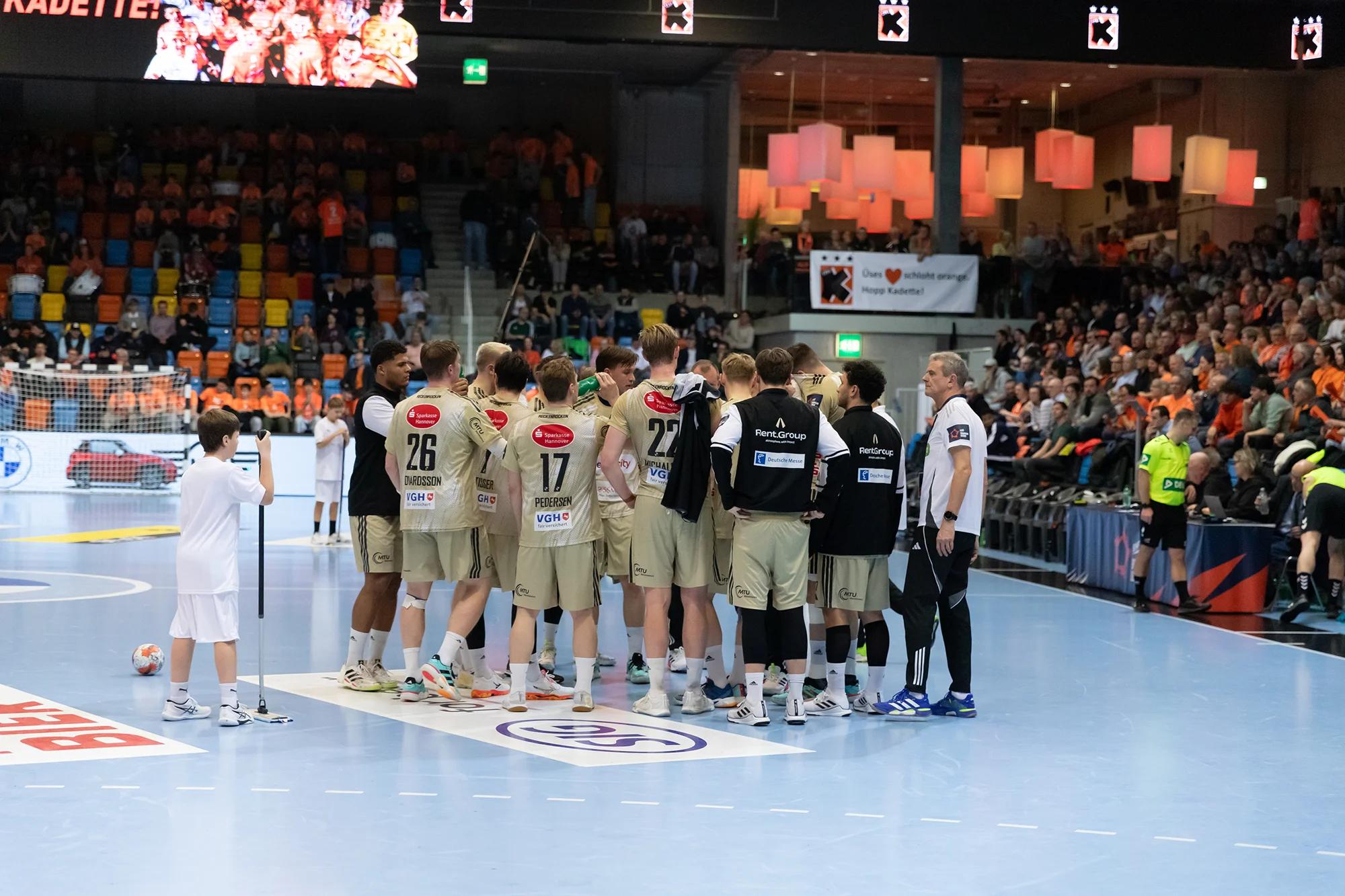 Der Mannschaftskreis von TSV Hannover-Burgdorf beim EHF-European-League-Spiel bei Kadetten Schaffhausen.