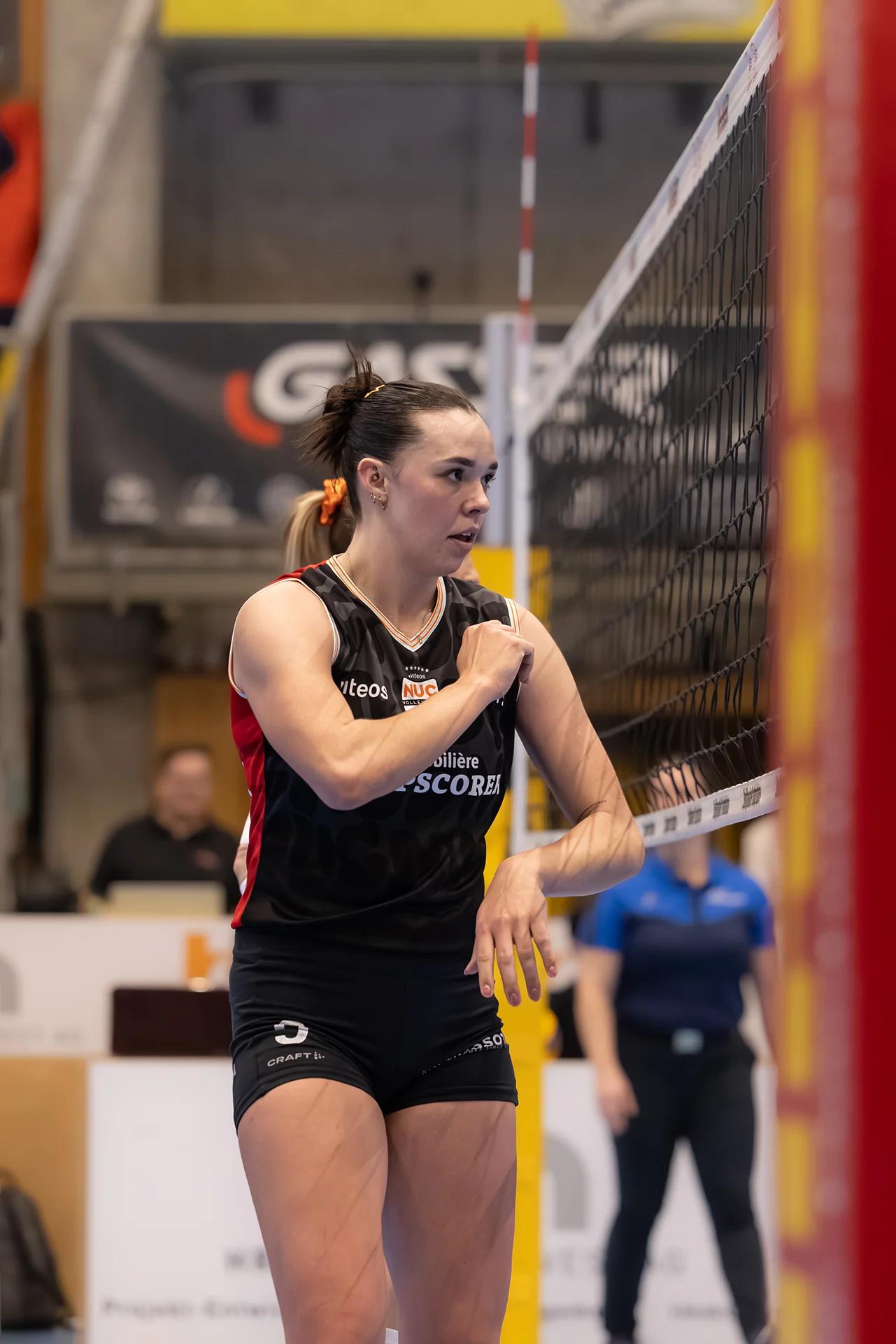 Maia Dvoracek (Viteos NUC) als Diagonalangreiferin, NLA-Frauen-Spiel gegen VC Kanti Schaffhausen.