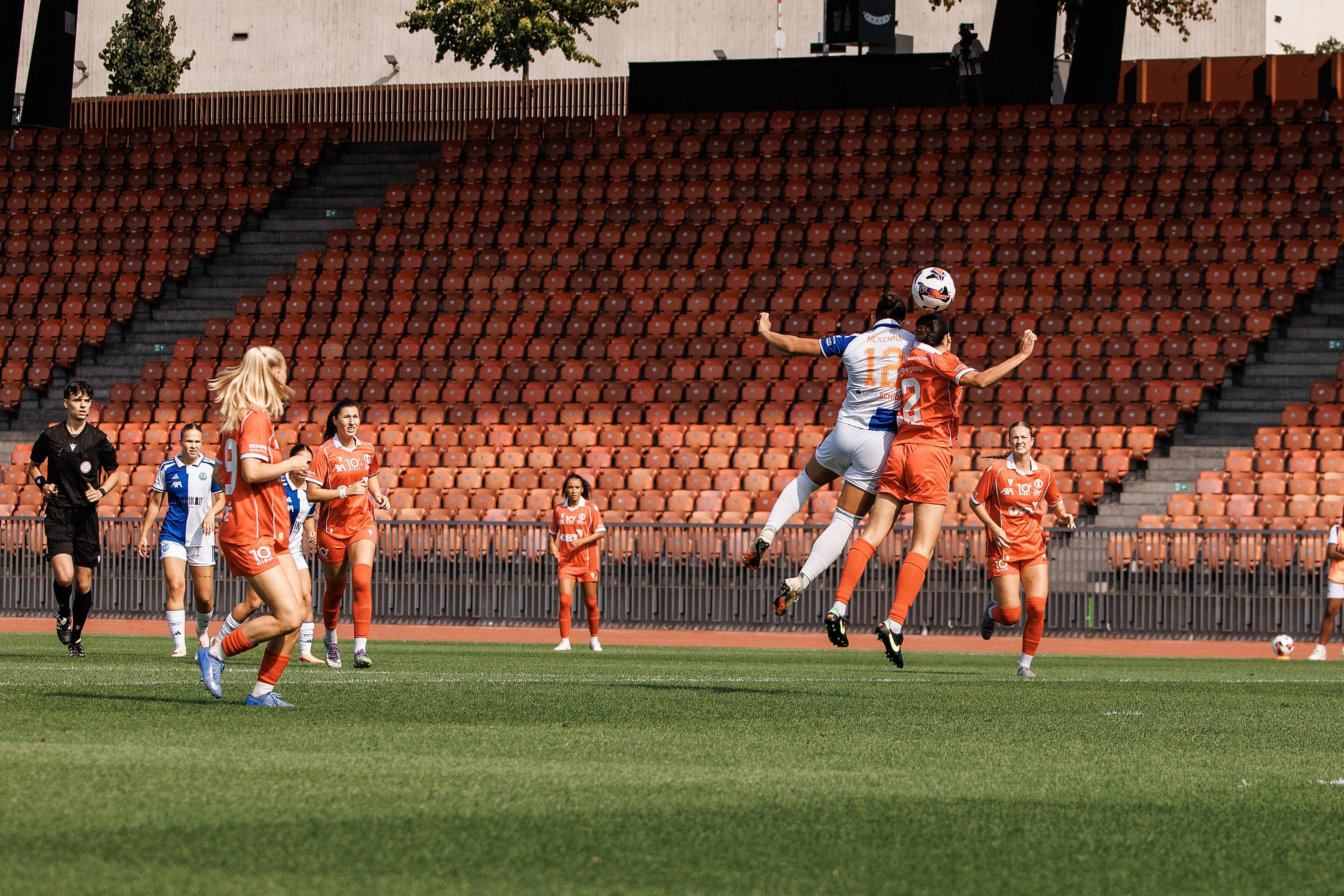 Kayla McKenna vom Grasshopper Club Zürich und Núria Ferrer vom FC Rapperswil-Jona steigen zum Kopfball hoch, beim Spiel der AXA Women’s Super League im Stadion Letzigrund.