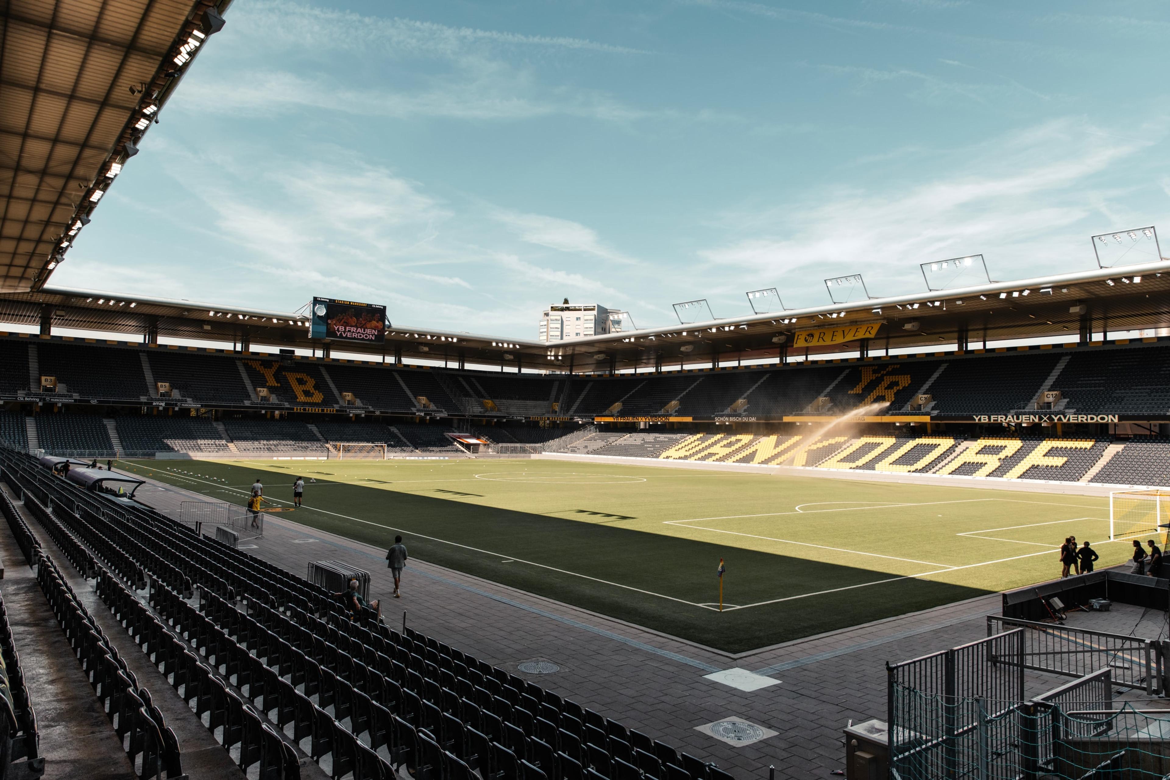 Das Stadion Wankdorf in Bern im Nachmittagslicht vor dem Spiel der AXA Women’s Super League zwischen den YB Frauen und Yverdon Sport Féminin.