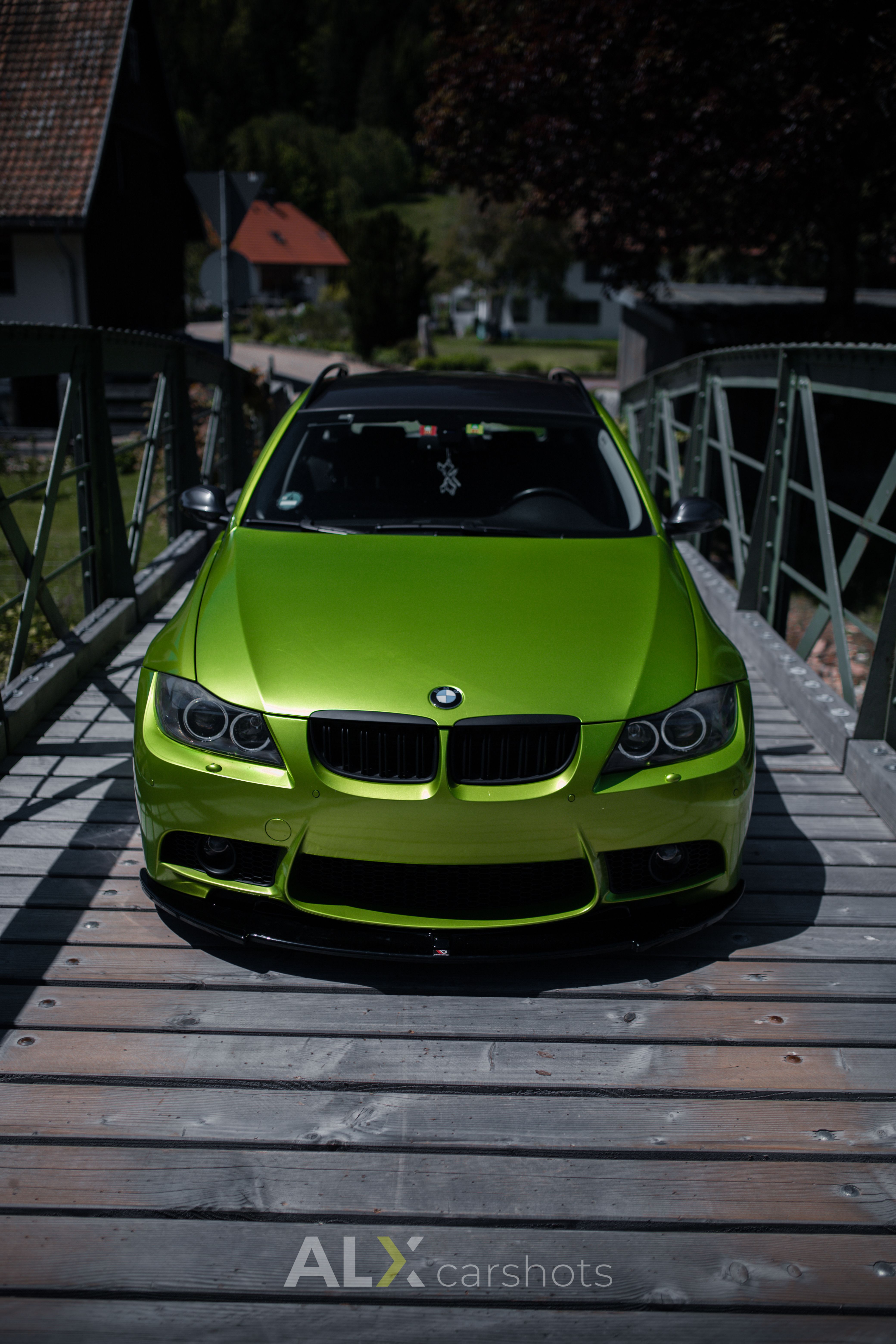 Grüner BMW 3er Coupé frontal auf einer Stahlbrücke im Schwarzwald, statische Aufnahme