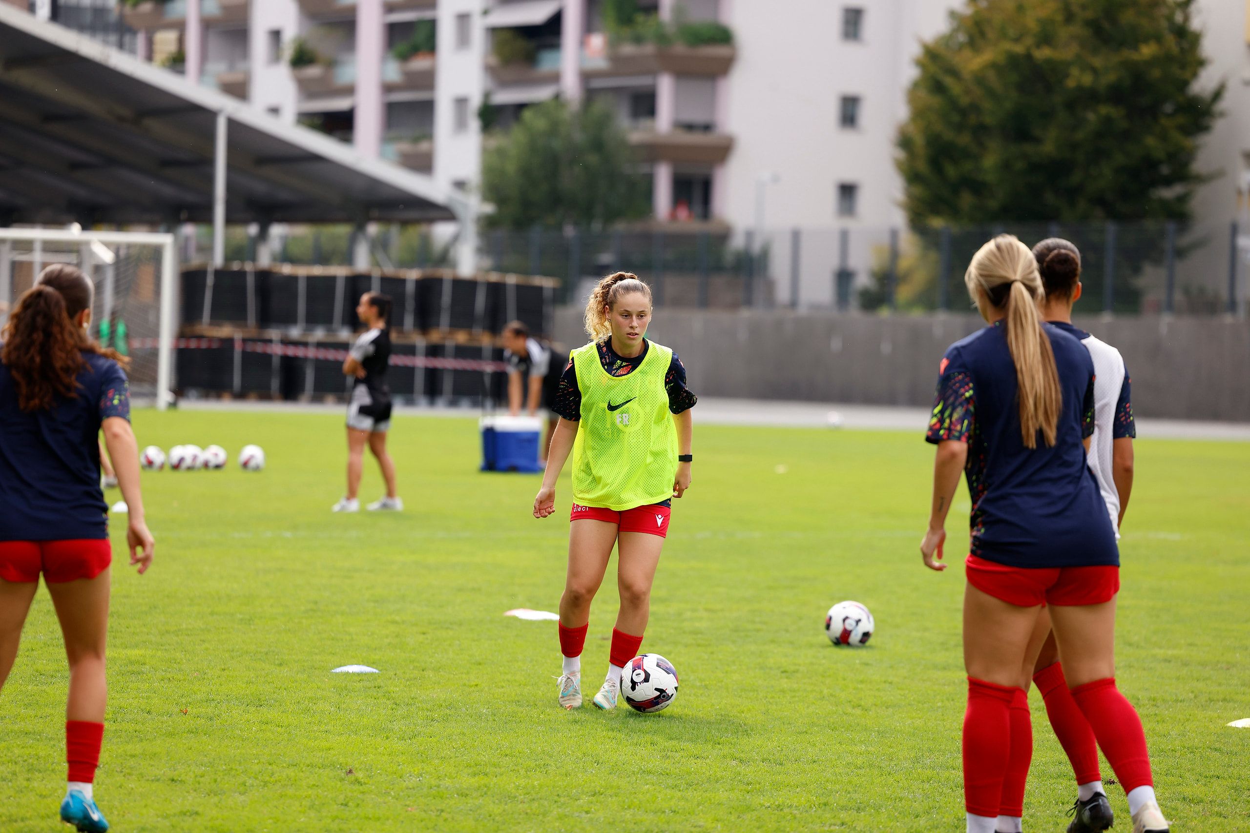 Spielerinnen des FC Rapperswil-Jona beim Aufwärmen vor dem Spiel der AXA Women’s Super League im Stadion Letzigrund.