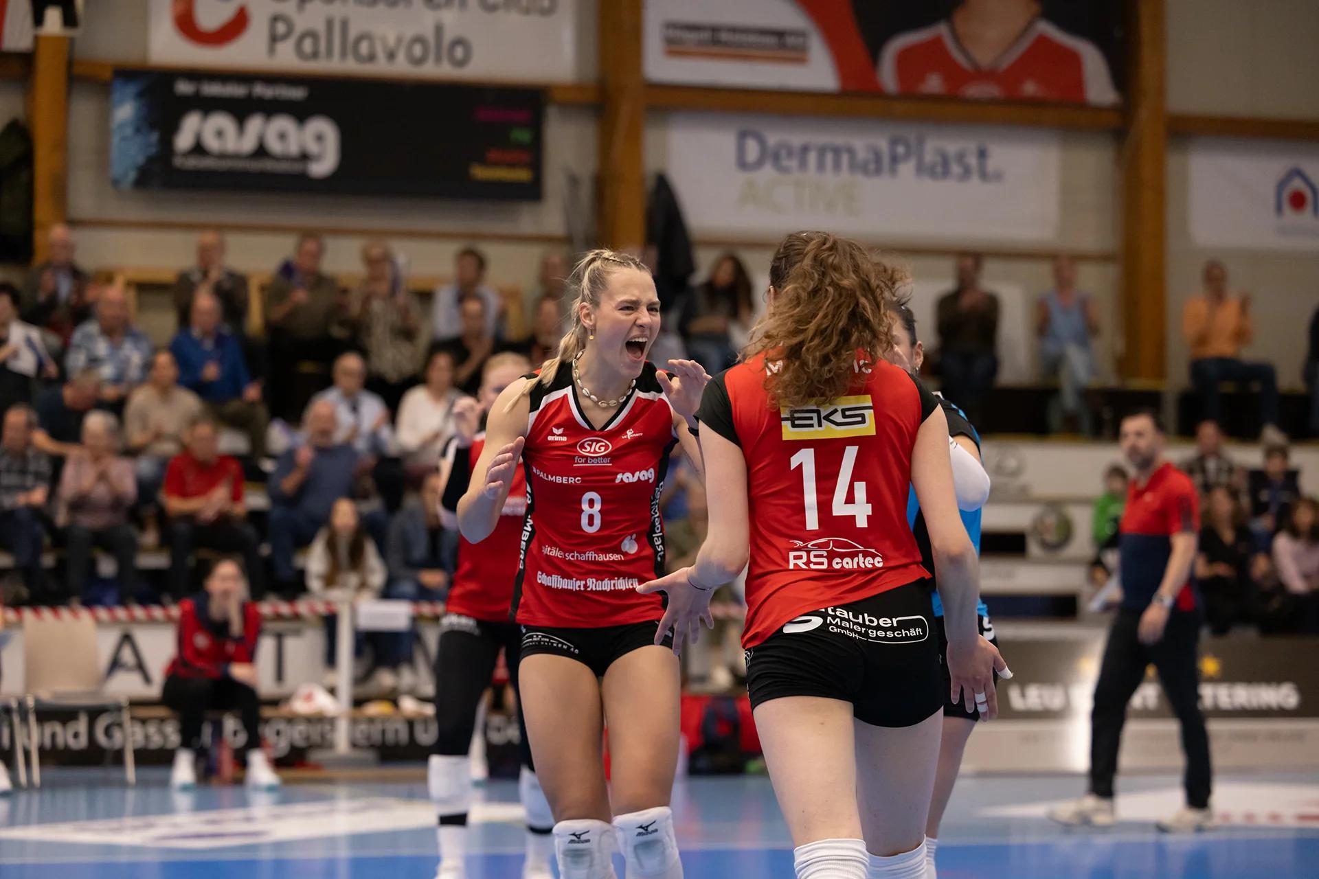 Lina-Marie Lieb (VC Kanti Schaffhausen) im Außenangriff, NLA-Playoff-Halbfinale gegen Sm'Aesch Pfeffingen.