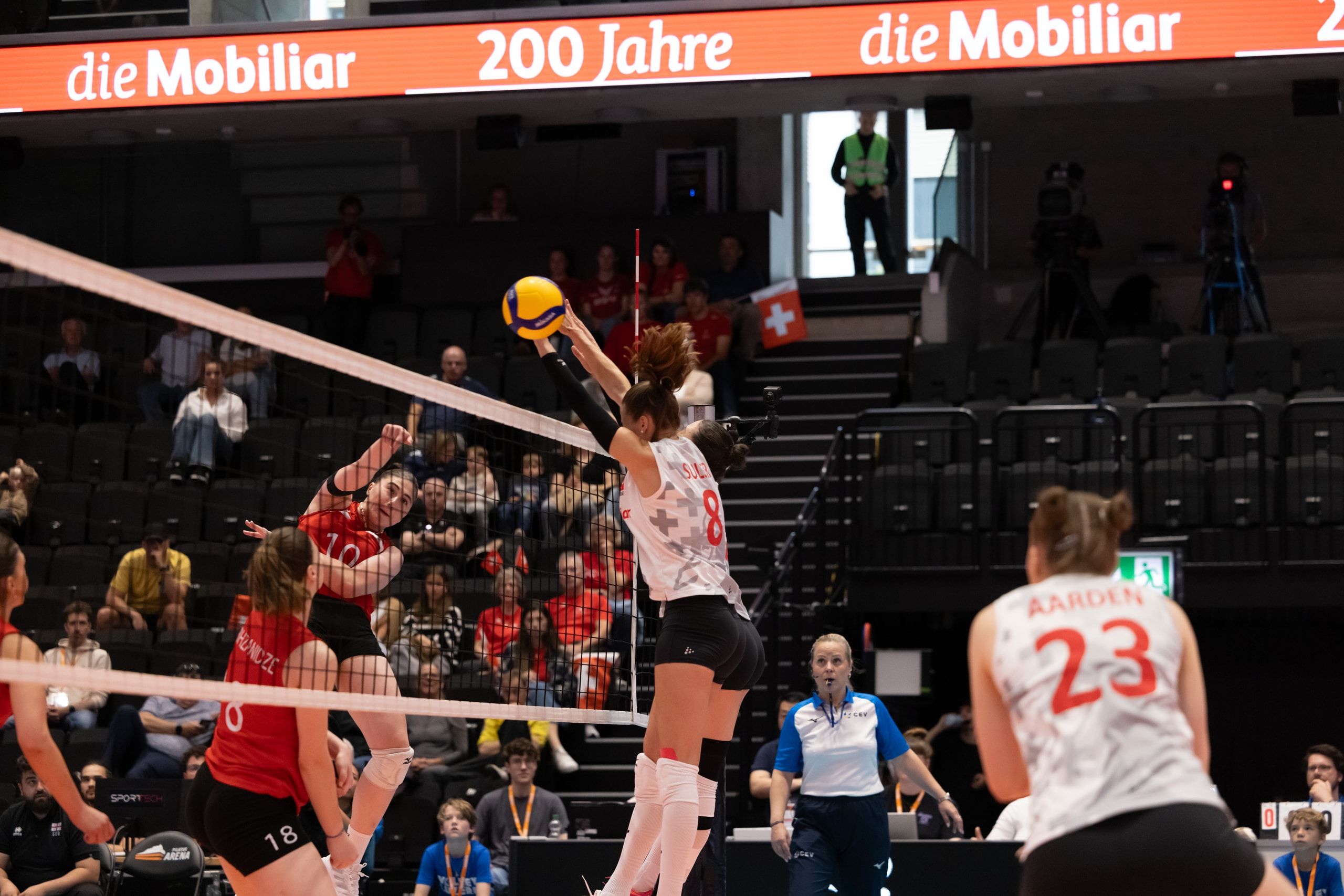 Méline Pierret von der Schweiz blockt gegen Magda Kobaidze aus Georgien, beim Spiel der CEV Volleyball European League in der Pilatus Arena in Kriens.