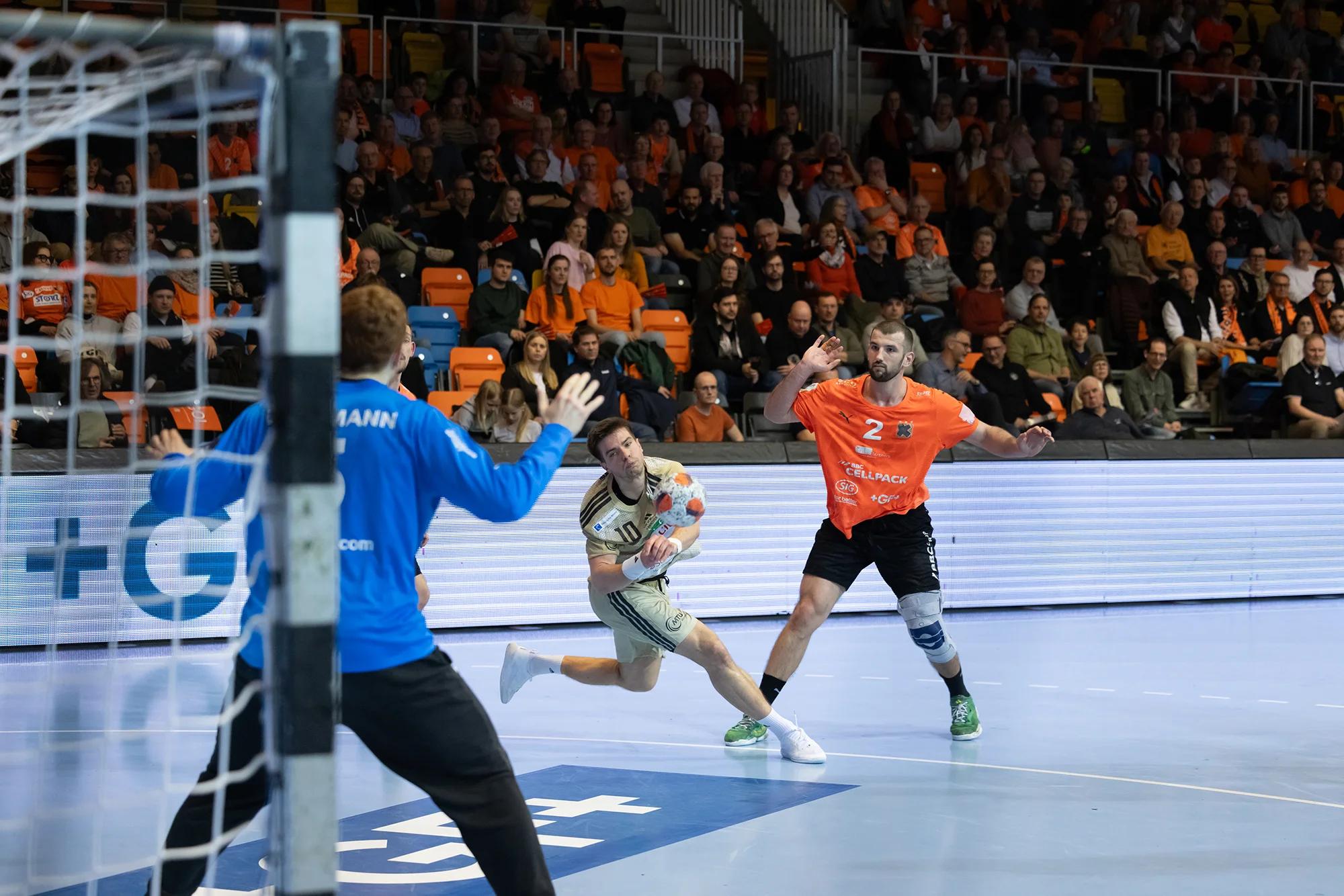 Renars Uscins (TSV Hannover-Burgdorf) im rechten Rückraum, EHF-European-League-Spiel gegen Kadetten Schaffhausen.