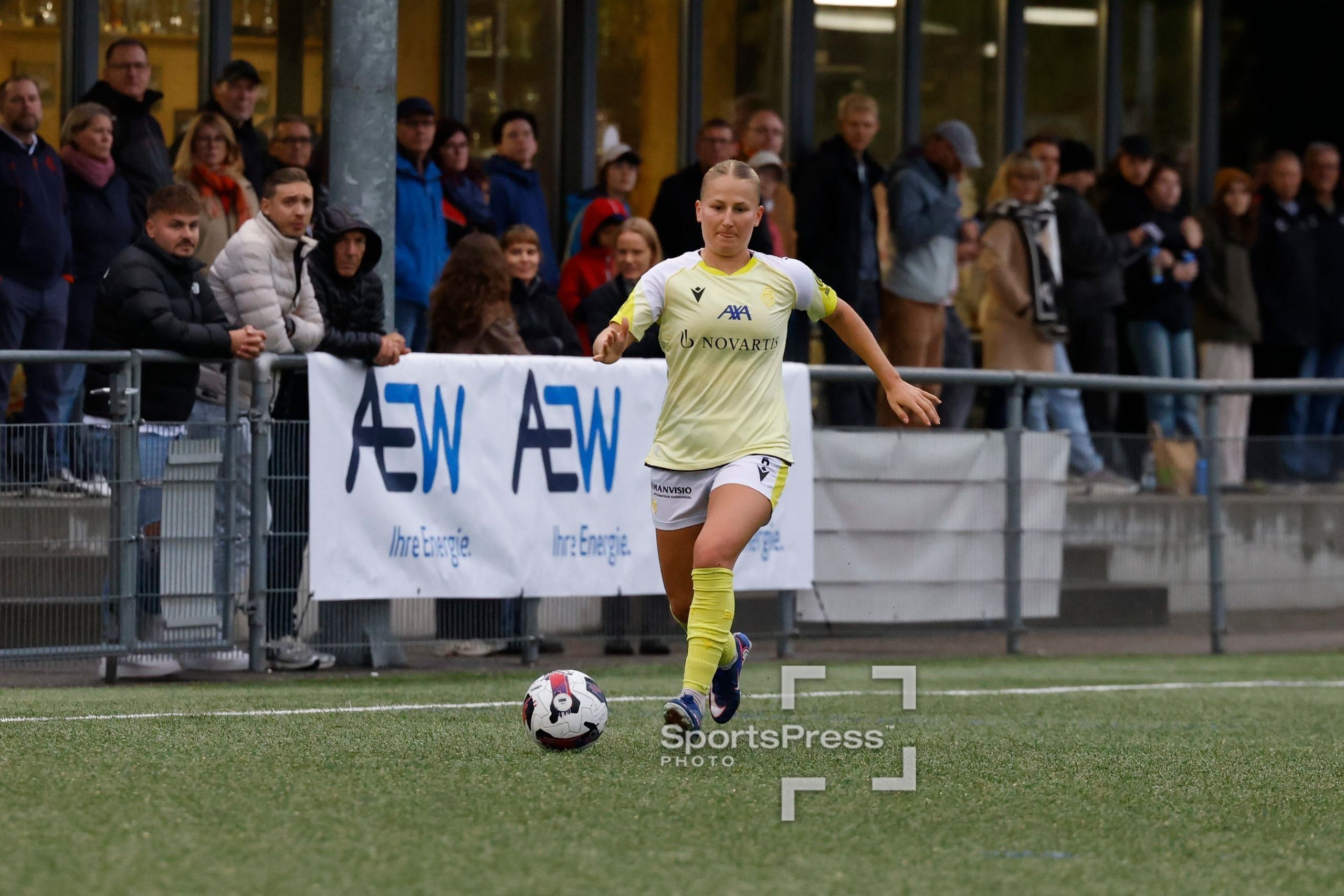 Jacqui Hand vom FC Basel 1893 treibt den Ball nach vorne, beim Spiel gegen die FC Aarau Frauen auf der Sportanlage Schachen in Aarau.