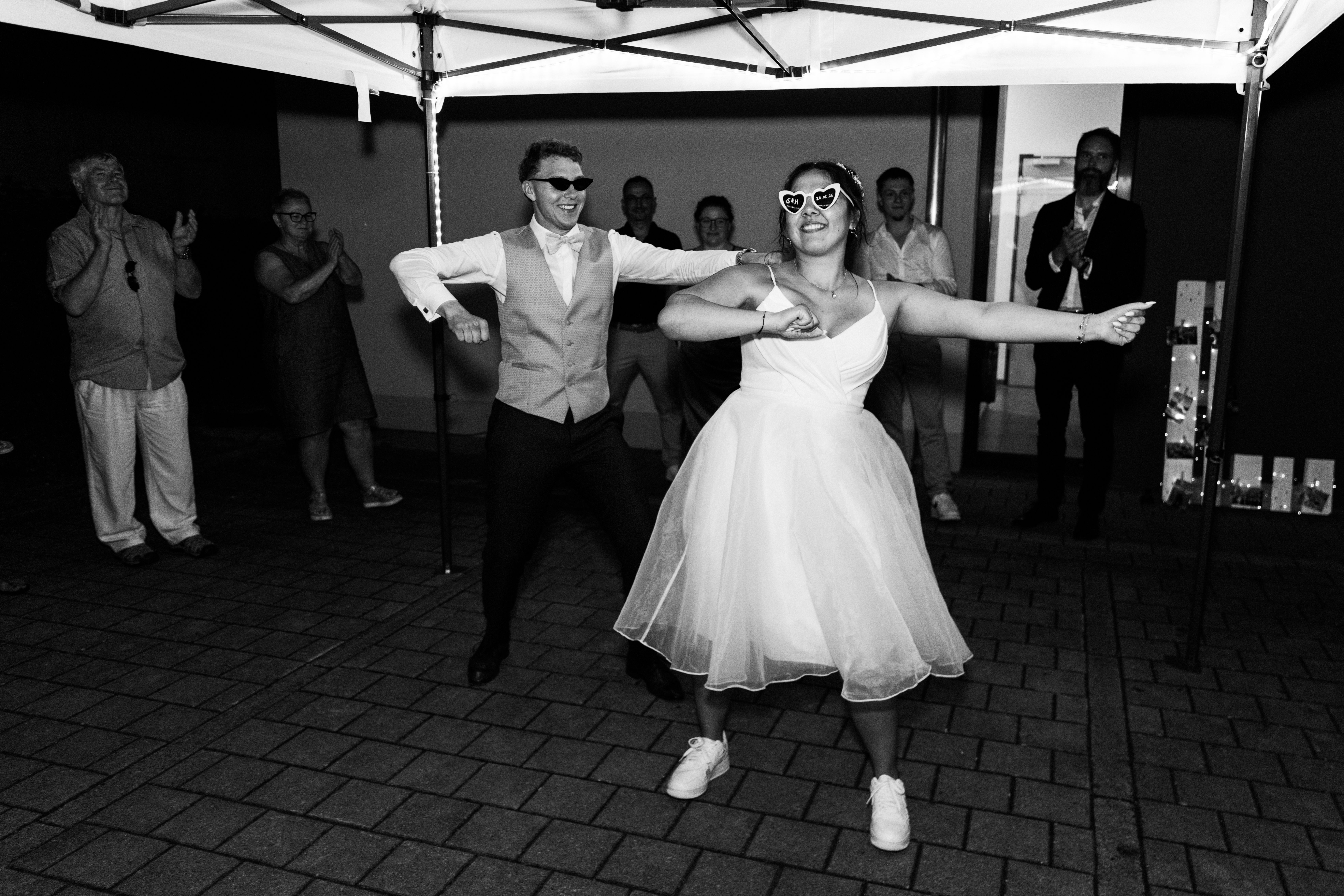 Schwarzweiß-Aufnahme des ersten Hochzeitstanzes von Stefanie und Manuel