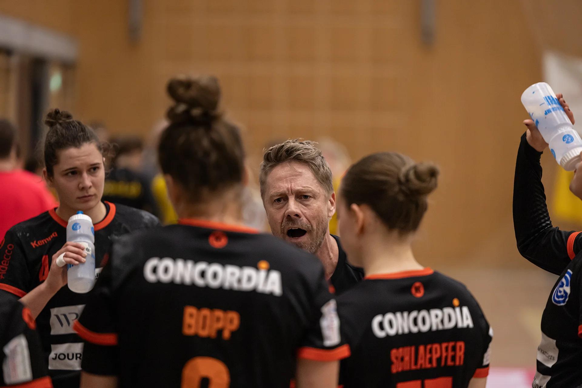 Kent Ballegaard (GC Amicitia Zürich) an der Seitenlinie, SPL1-Spiel gegen Yellow Winterthur.