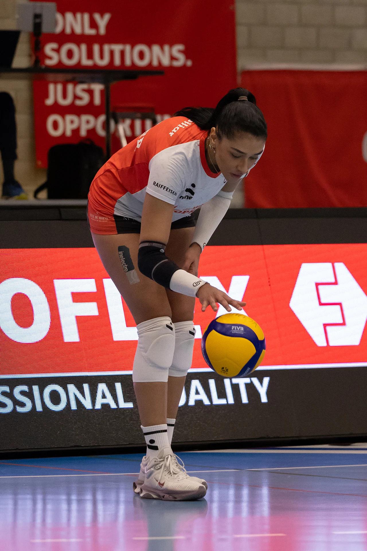 Letícia Bonardi (BIWI VfM) als Diagonalangreiferin, NLA-Playoff-Viertelfinale gegen VC Kanti Schaffhausen.
