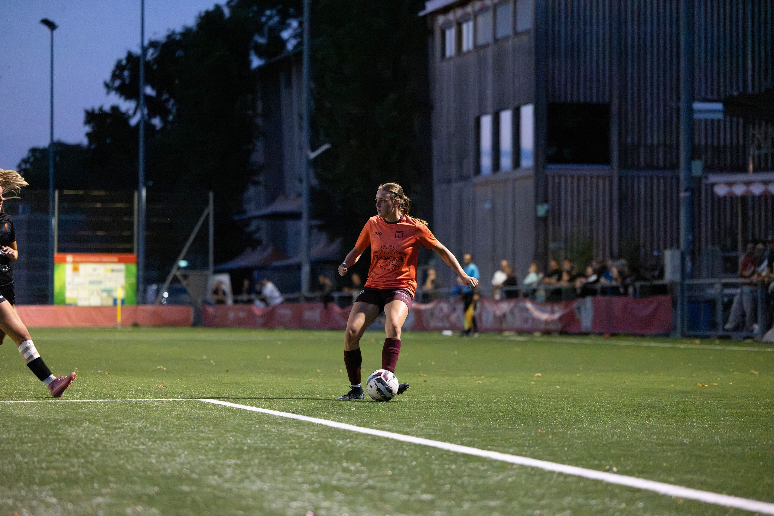 Anuschka Salzmann von FF Toggenburg am Ball, beim Vorbereitungsspiel gegen den FC Winterthur im Stadion Schützenwiese.