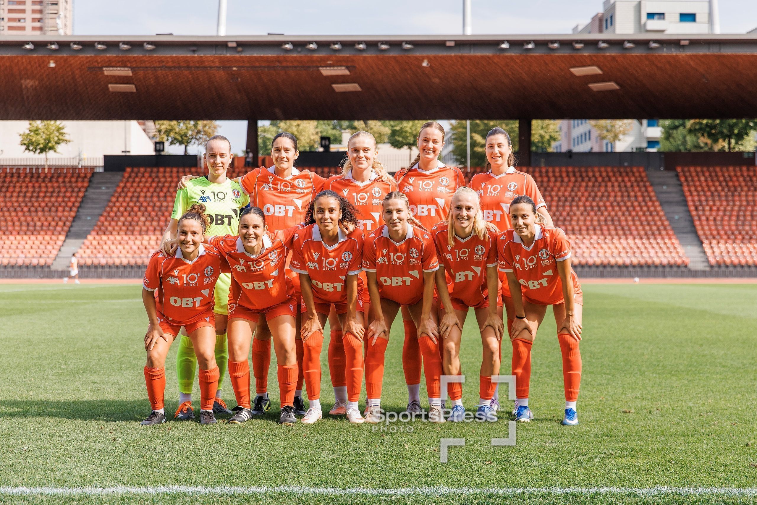 Mannschaftsfoto des FC Rapperswil-Jona vor dem Spiel gegen den Grasshopper Club Zürich im Stadion Letzigrund.
