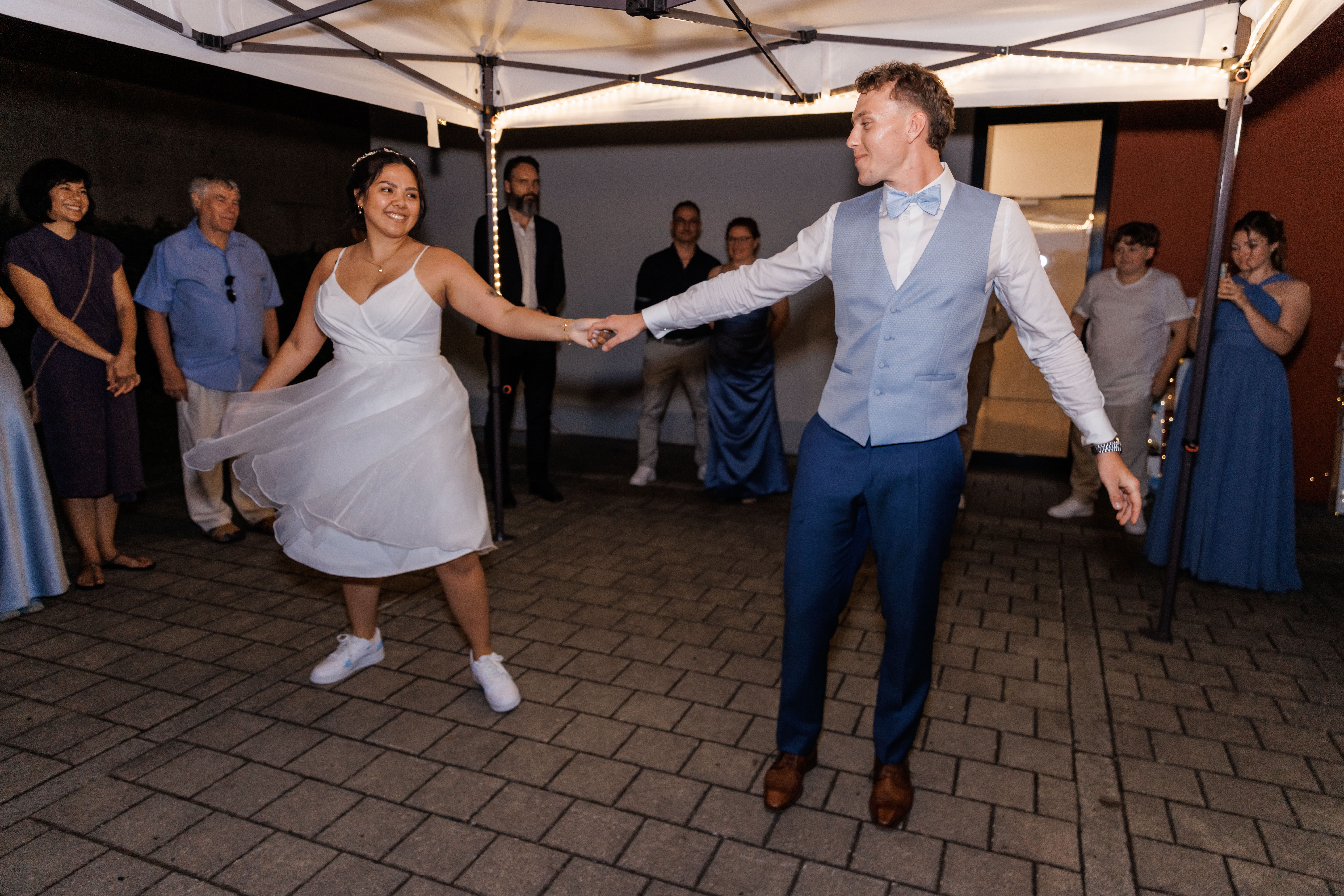 Stefanie und Manuel beim ersten Hochzeitstanz am Abend