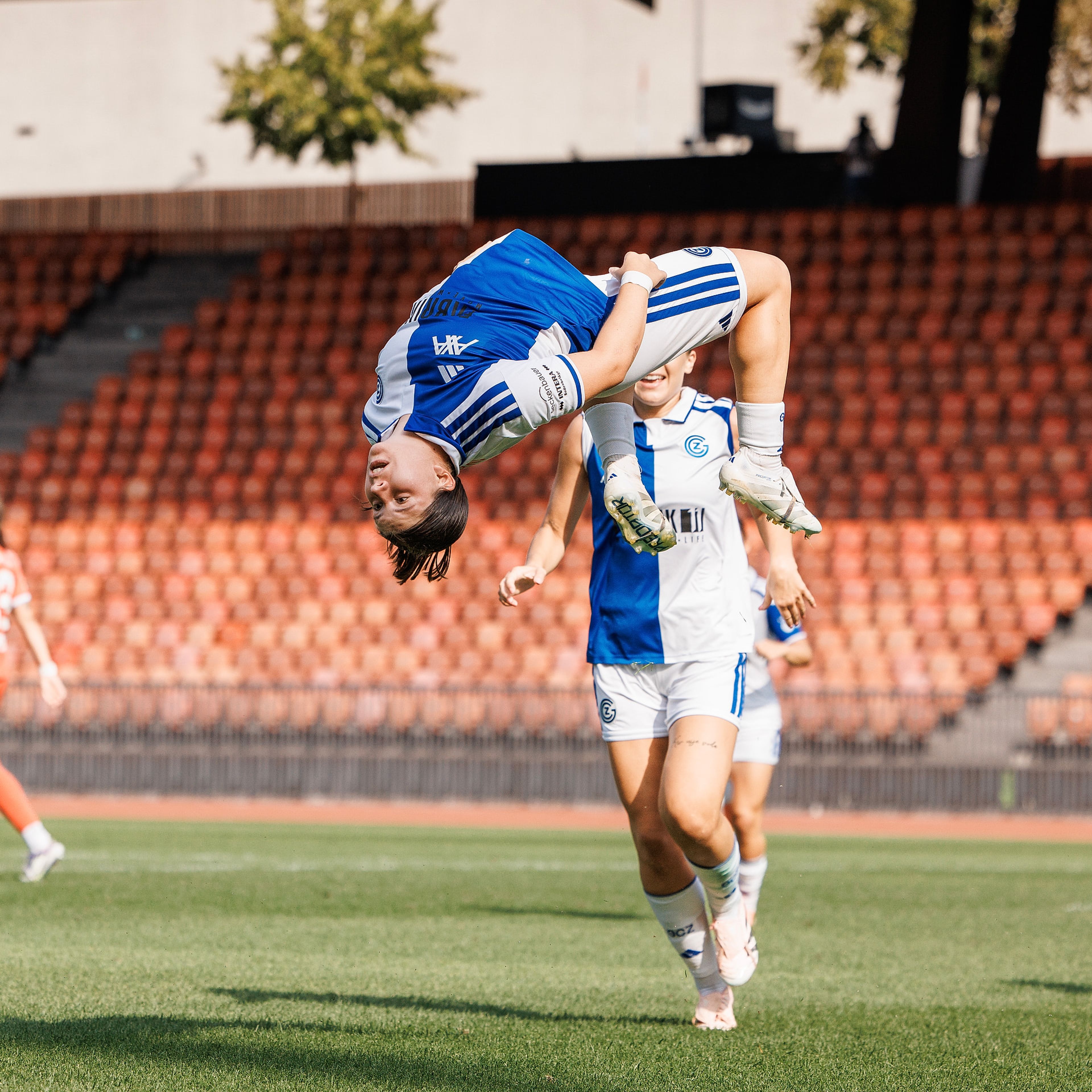 Michelle Storni schlägt nach ihrem Führungstor einen Salto, hinter ihr eine Mitspielerin des Grasshopper Club Zürich, beim Spiel der AXA Women’s Super League gegen den FC Rapperswil-Jona im Stadion Letzigrund.