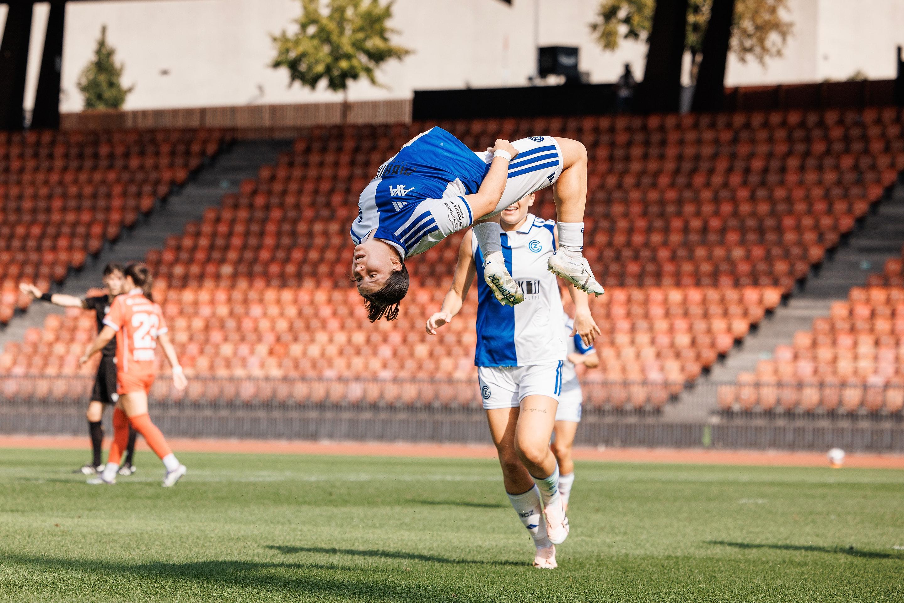 Michelle Storni schlägt nach ihrem Führungstor einen Salto, hinter ihr eine Mitspielerin des Grasshopper Club Zürich, beim Spiel der AXA Women’s Super League gegen den FC Rapperswil-Jona im Stadion Letzigrund.