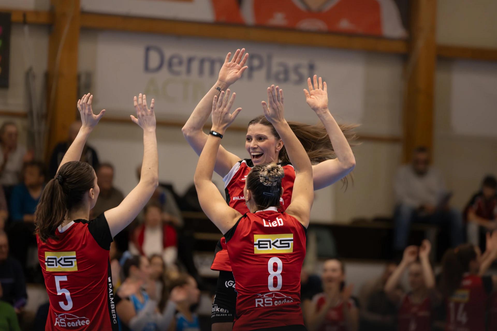 Kateřina Holásková (VC Kanti Schaffhausen) im Mittelblock, NLA-Frauen-Spiel gegen NLZ Volleyball Academy Zürich.