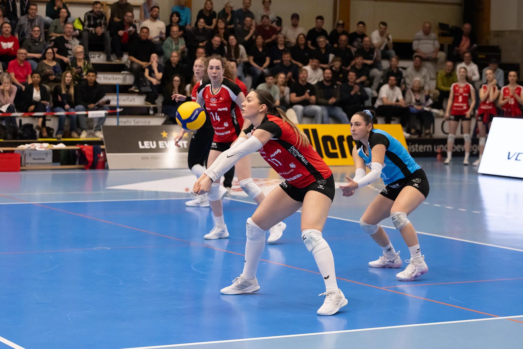 Leana Zuvic (VC Kanti Schaffhausen) im Außenangriff, NLA-Playoff-Halbfinale gegen Sm'Aesch Pfeffingen.