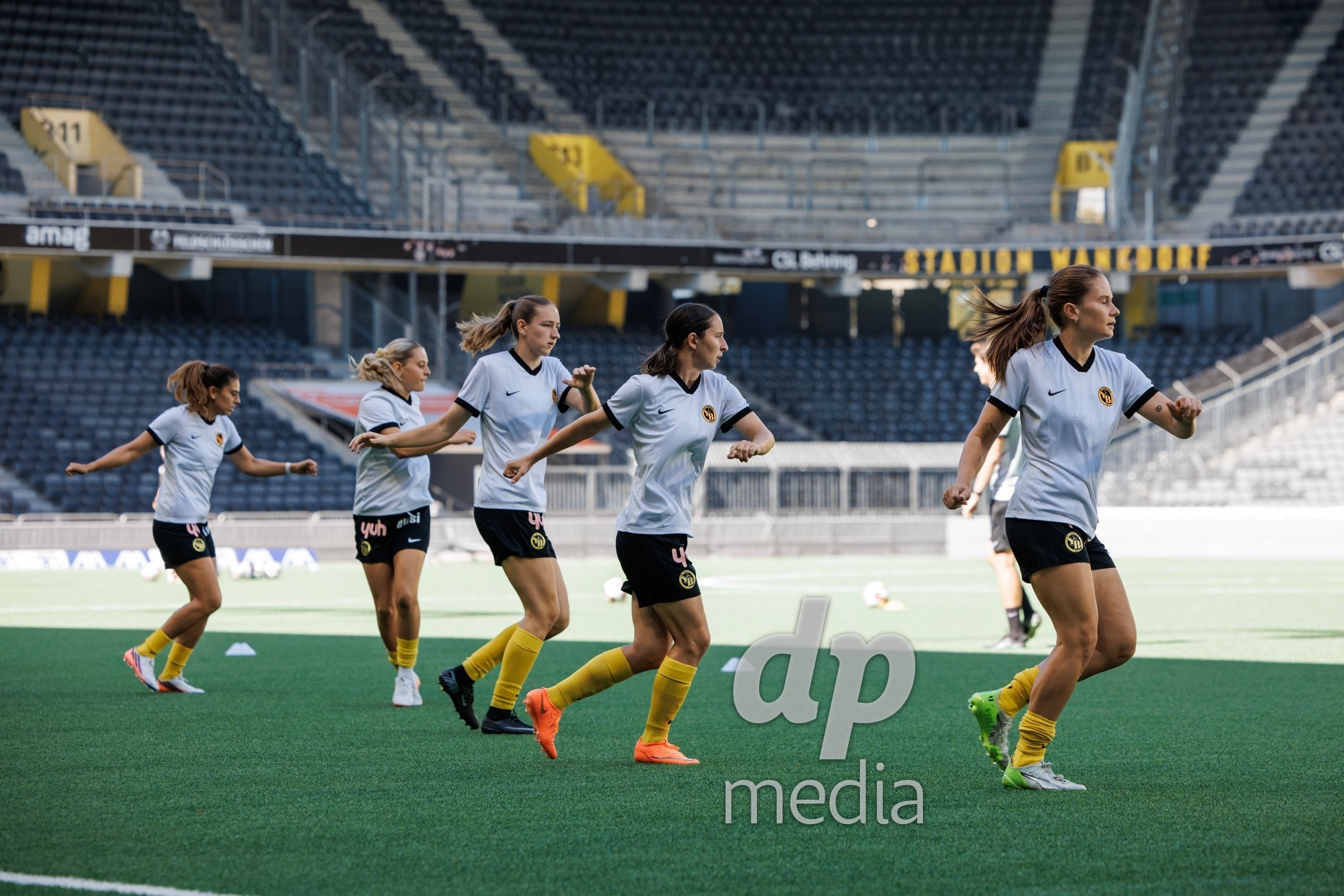 Die Mannschaft der YB Frauen beim Aufwärmen vor dem Spiel der AXA Women’s Super League gegen Yverdon Sport Féminin im Stadion Wankdorf.