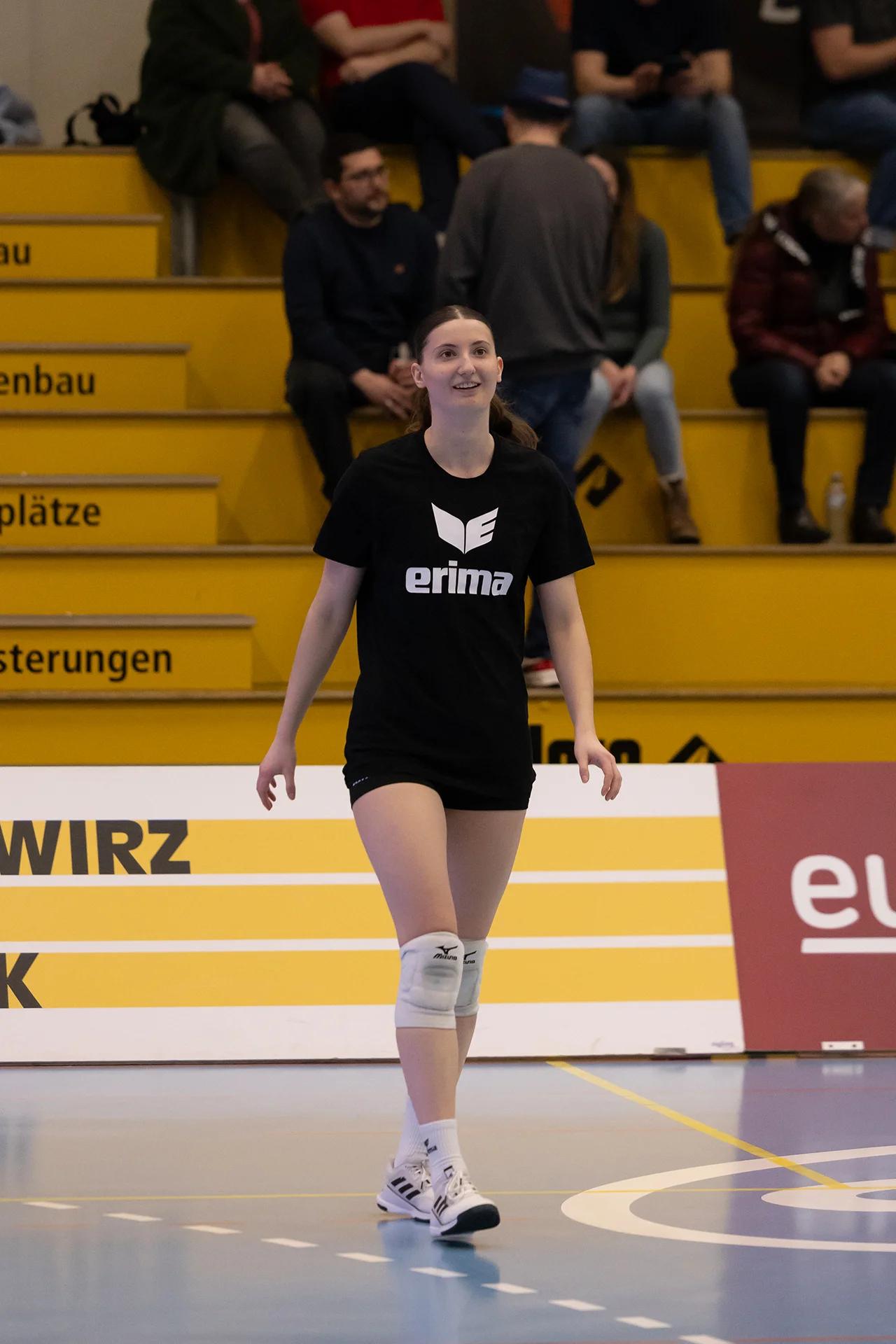 Wanda Herzog (VC Kanti Schaffhausen) im Mittelblock, NLA-Playoff-Viertelfinale gegen BIWI VfM.