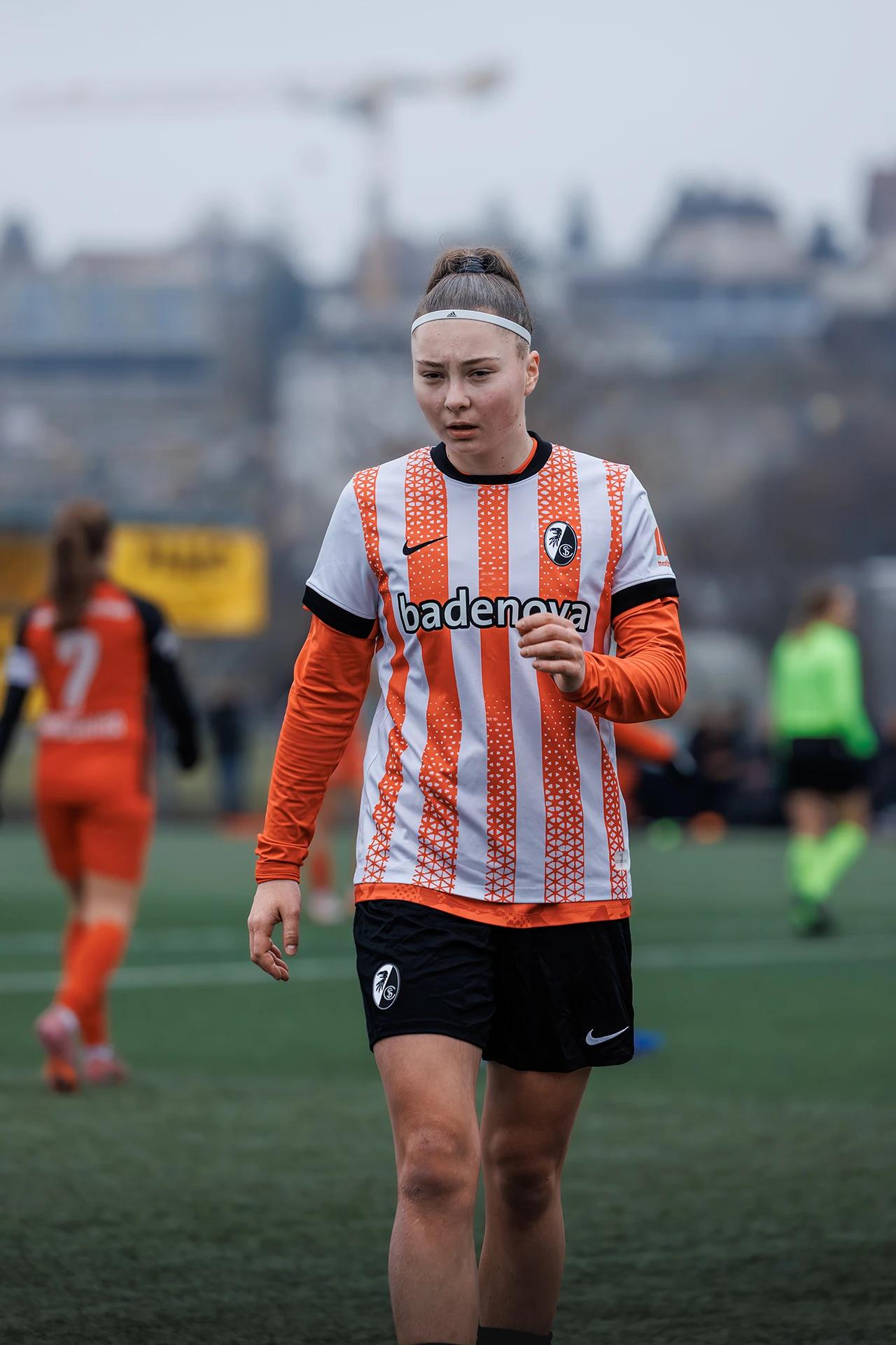 Laureen Scharfenberg (SC Freiburg U20) im Sturm, Freundschaftsspiel gegen FC Aarau Frauen.