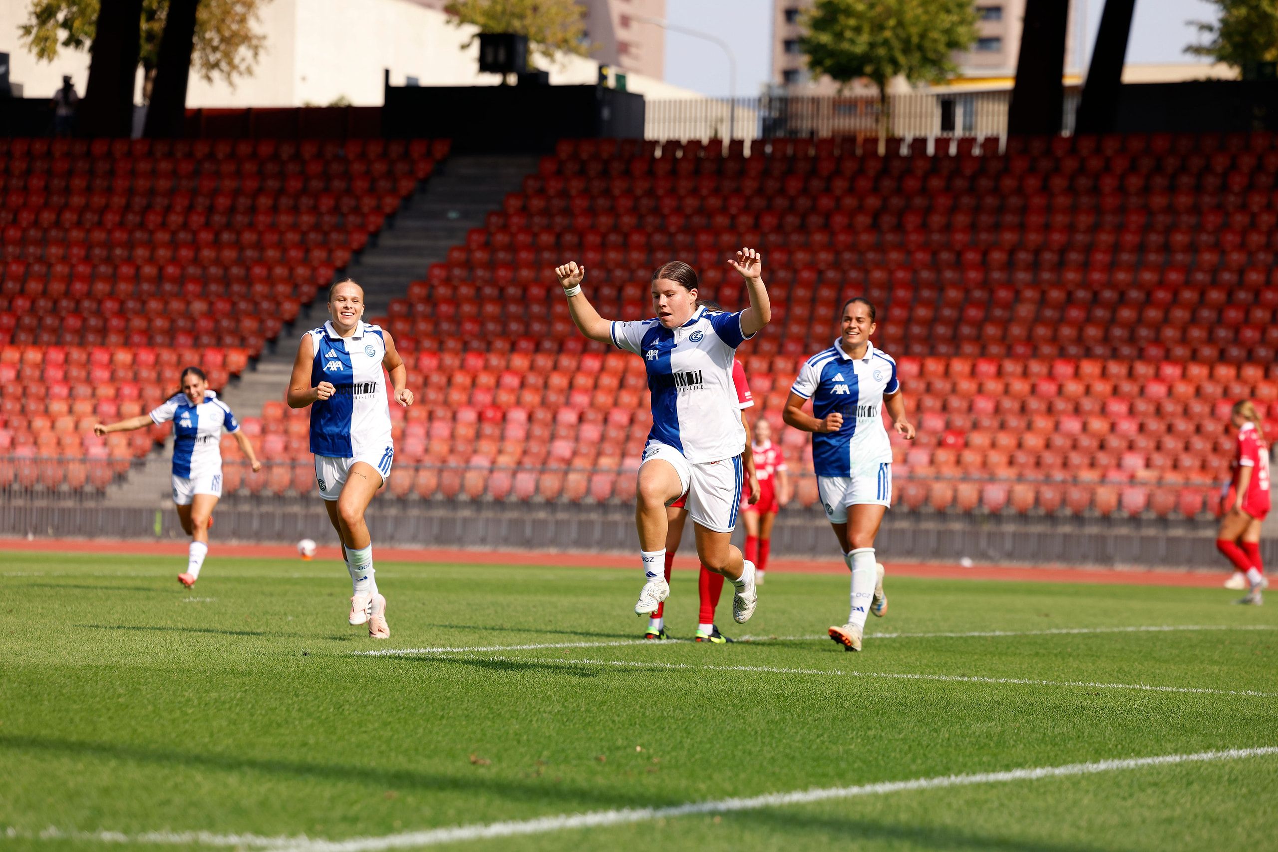 Michelle Storni bejubelt ihr Führungstor für den Grasshopper Club Zürich gegen den FC Rapperswil-Jona im Stadion Letzigrund.
