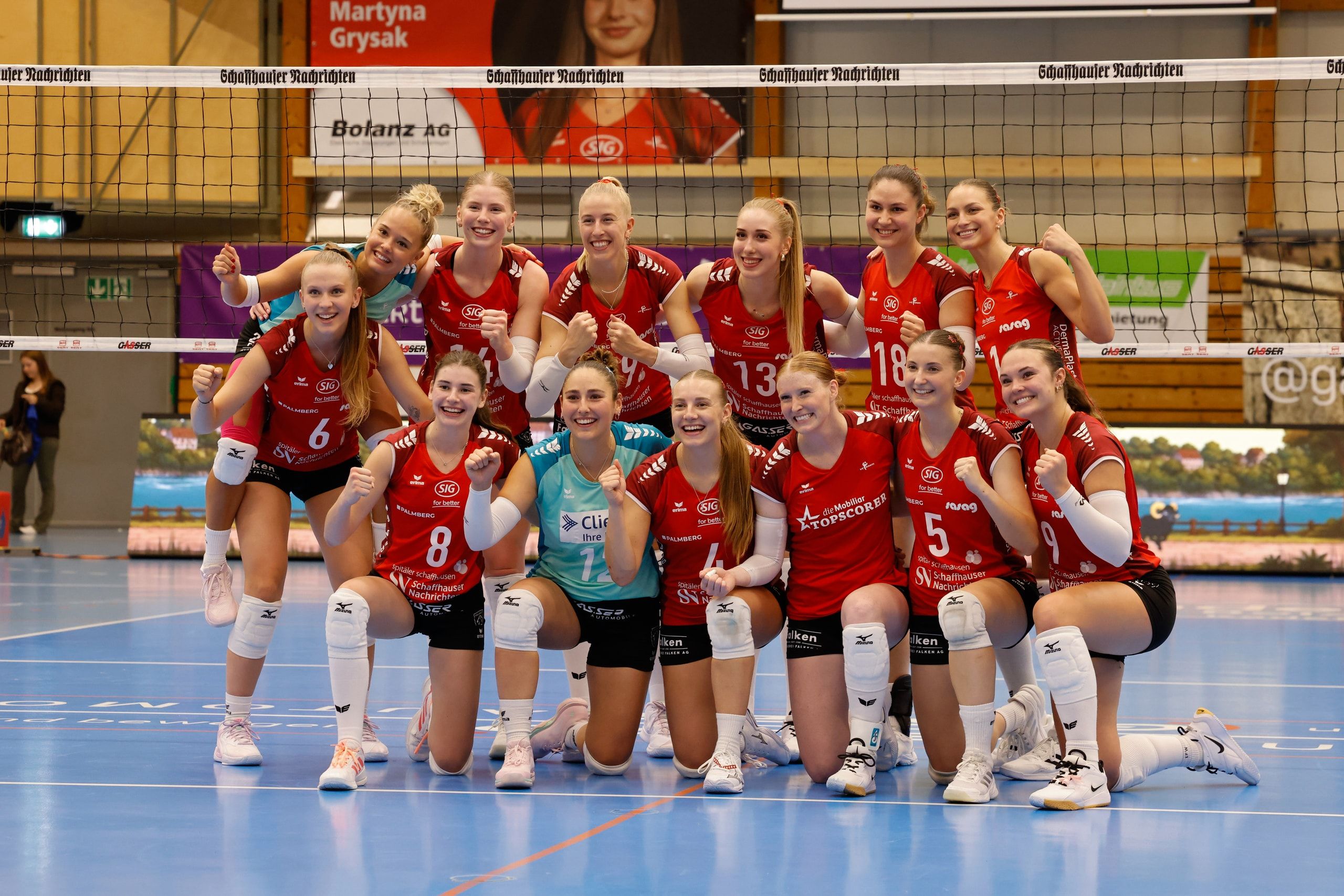 Das Team des VC Kanti Schaffhausen beim Mannschaftsfoto nach dem 3:0 gegen Raiffeisen Volley Toggenburg in der BBC Arena in Schaffhausen.
