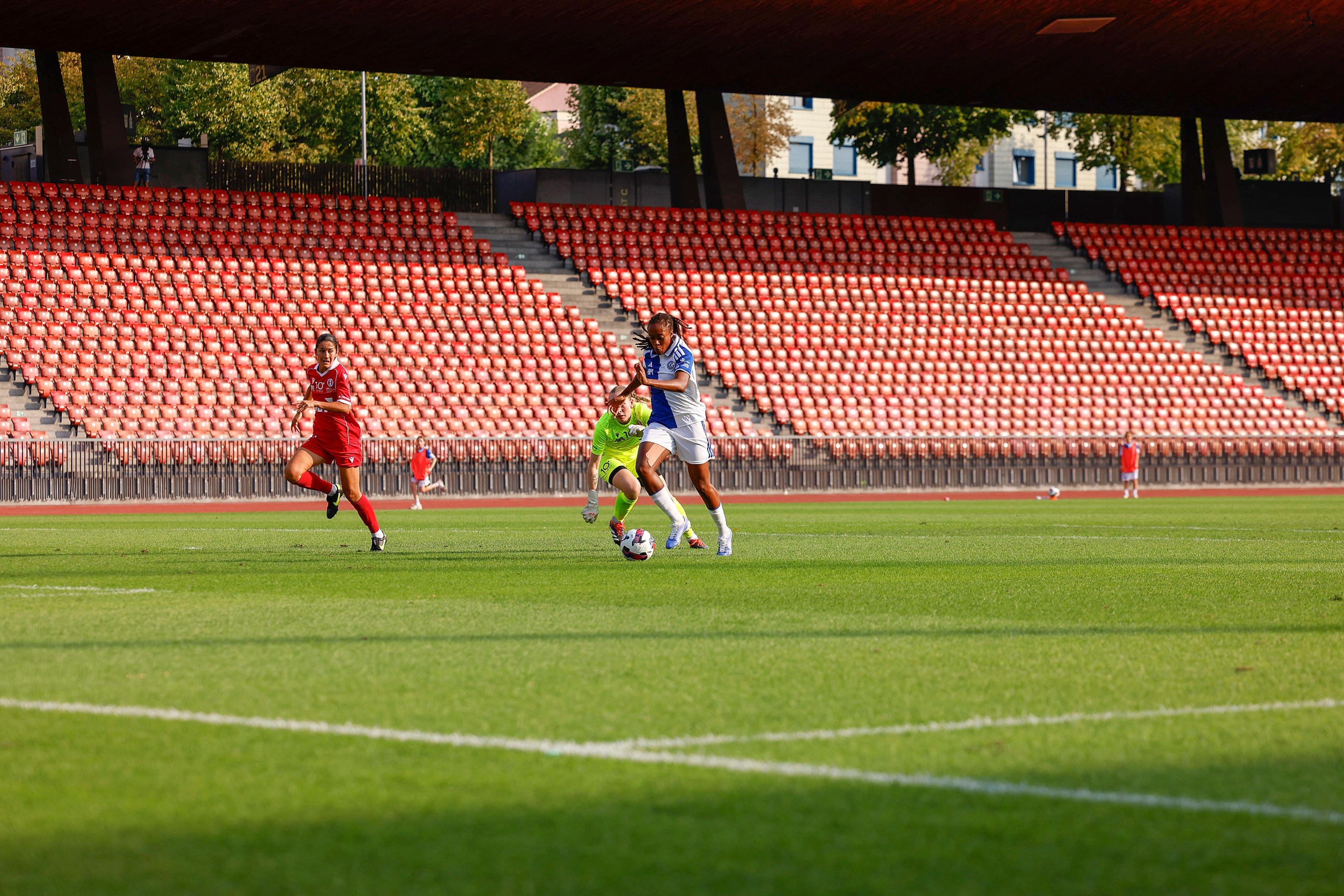 Paige Bailey-Gayle trifft für den Grasshopper Club Zürich gegen den FC Rapperswil-Jona im Stadion Letzigrund.