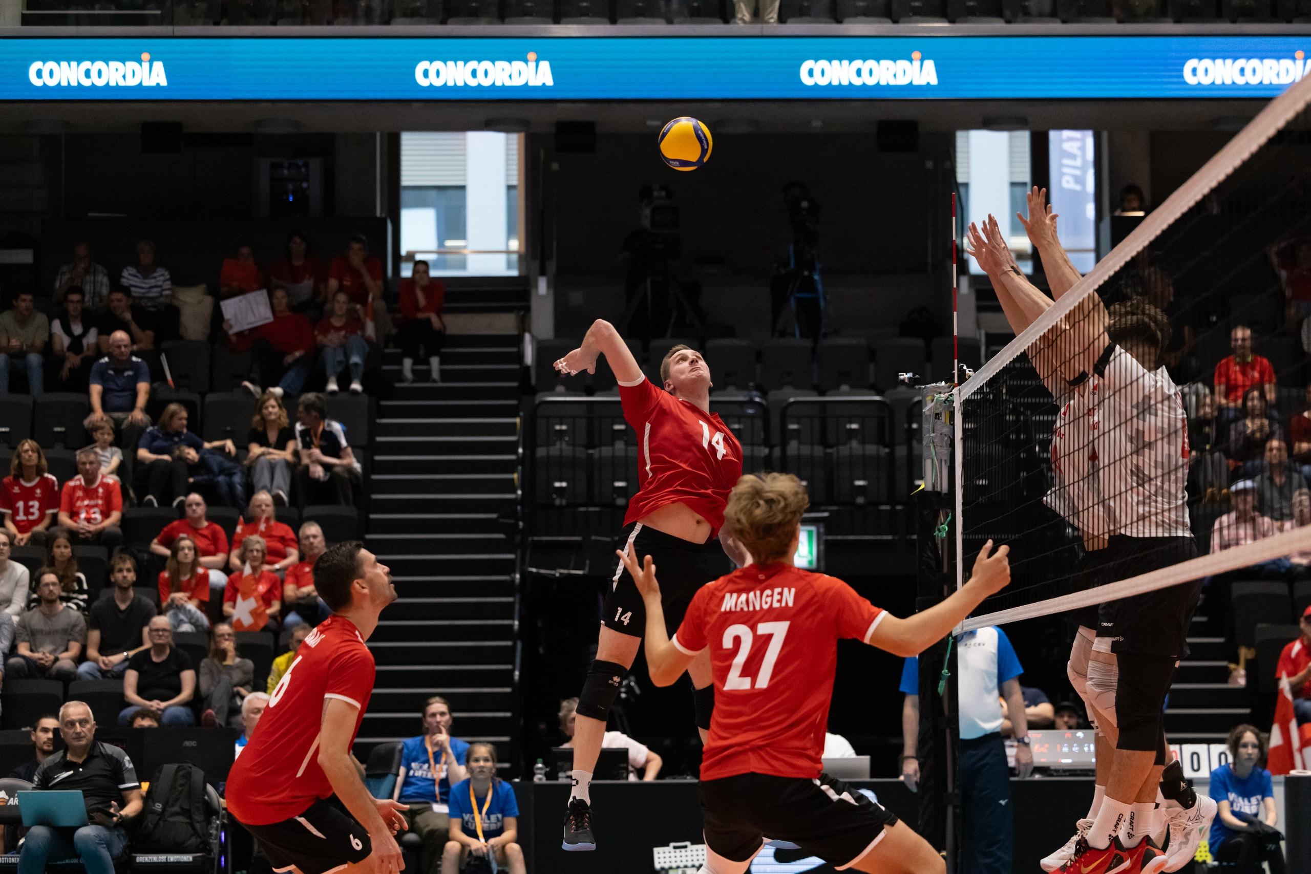 Fabrice Egger von der Schweiz im Angriff, beim Spiel der CEV Volleyball European League gegen Luxemburg in der Pilatus Arena in Kriens.
