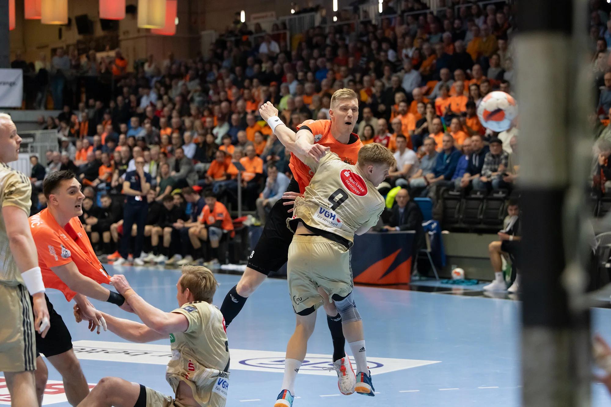 Ariel Pietrasik (Kadetten Schaffhausen) im linken Rückraum, EHF-European-League-Spiel gegen TSV Hannover-Burgdorf.