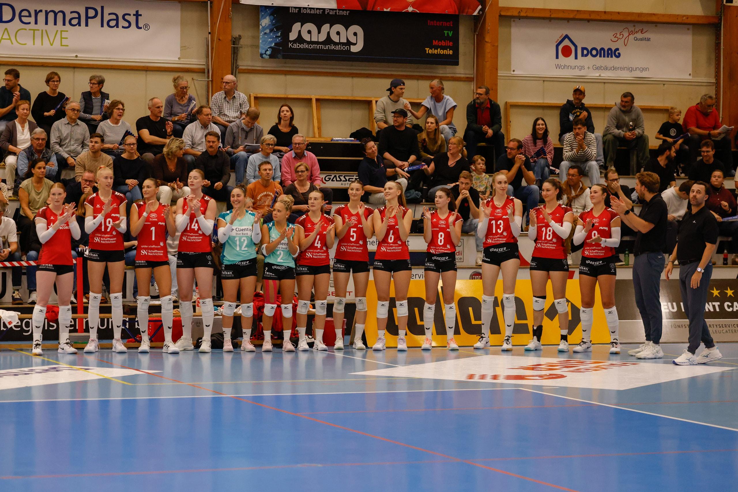 Das Team des VC Kanti Schaffhausen bei der Vorstellung vor dem ersten Saisonspiel gegen Raiffeisen Volley Toggenburg in der BBC Arena in Schaffhausen.