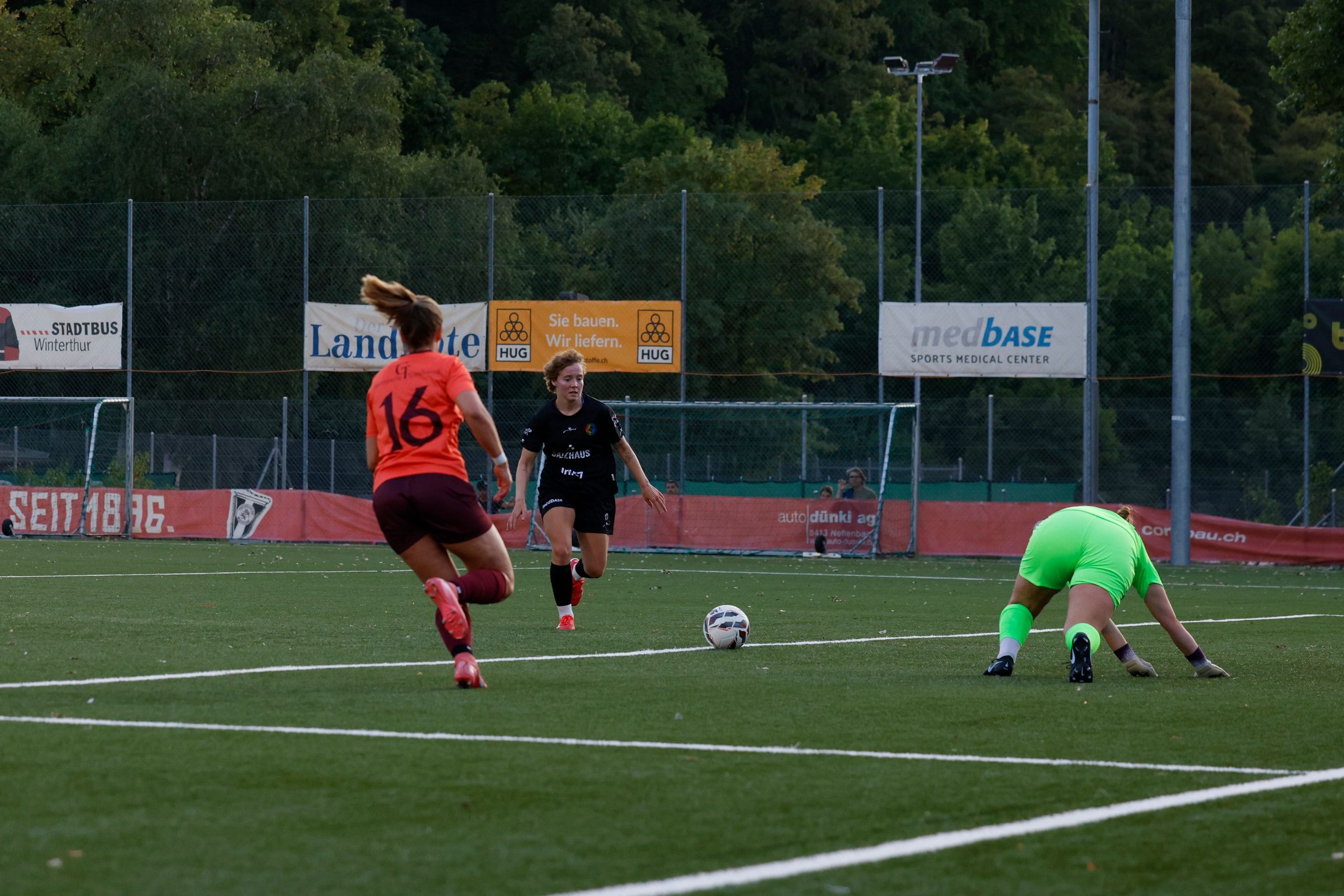 Kaya Lindegger vom FC Winterthur am Ball, beim Vorbereitungsspiel gegen FF Toggenburg im Stadion Schützenwiese.