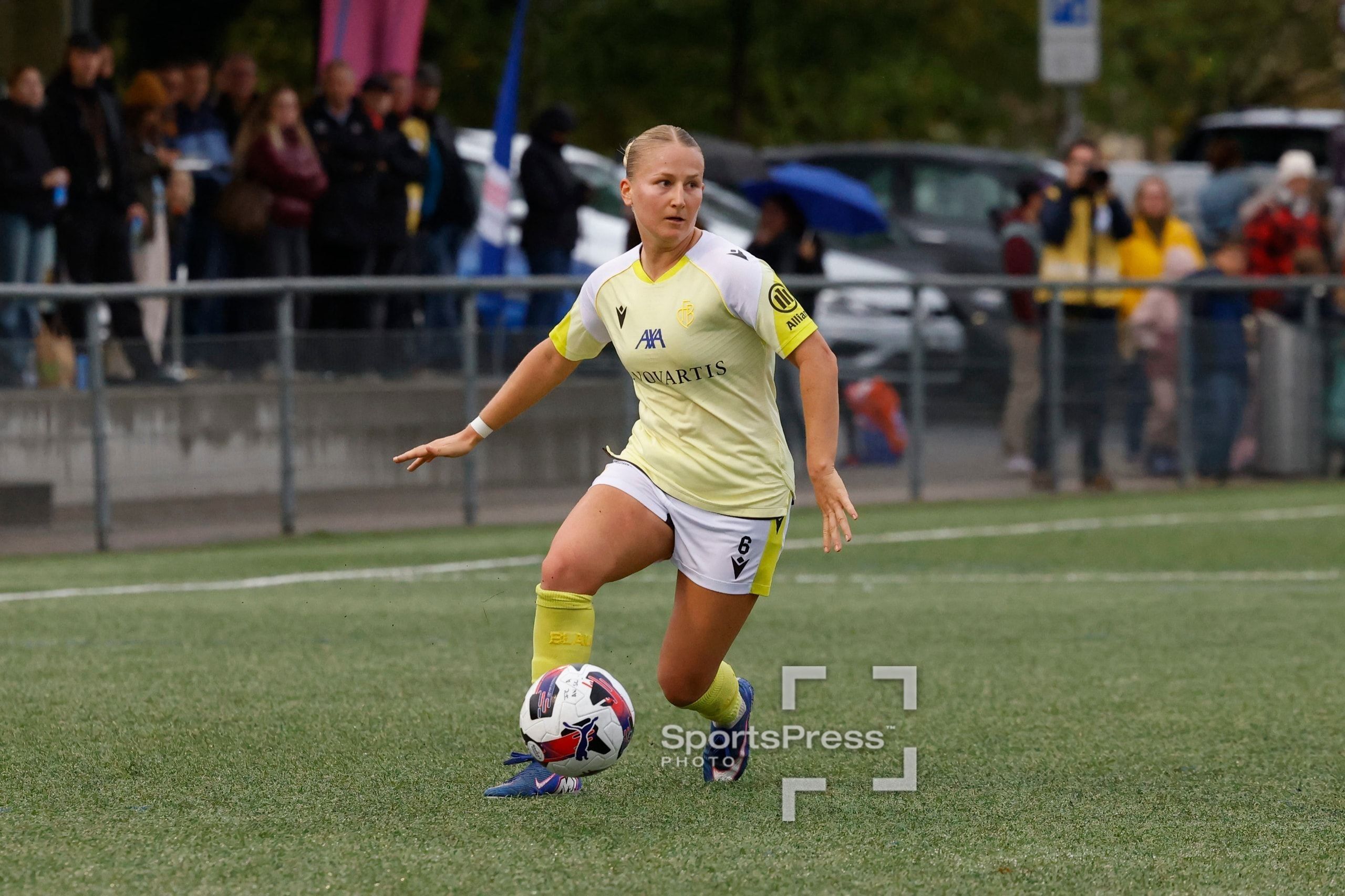 Jacqui Hand vom FC Basel 1893 am Ball, beim Spiel gegen die FC Aarau Frauen auf der Sportanlage Schachen in Aarau.